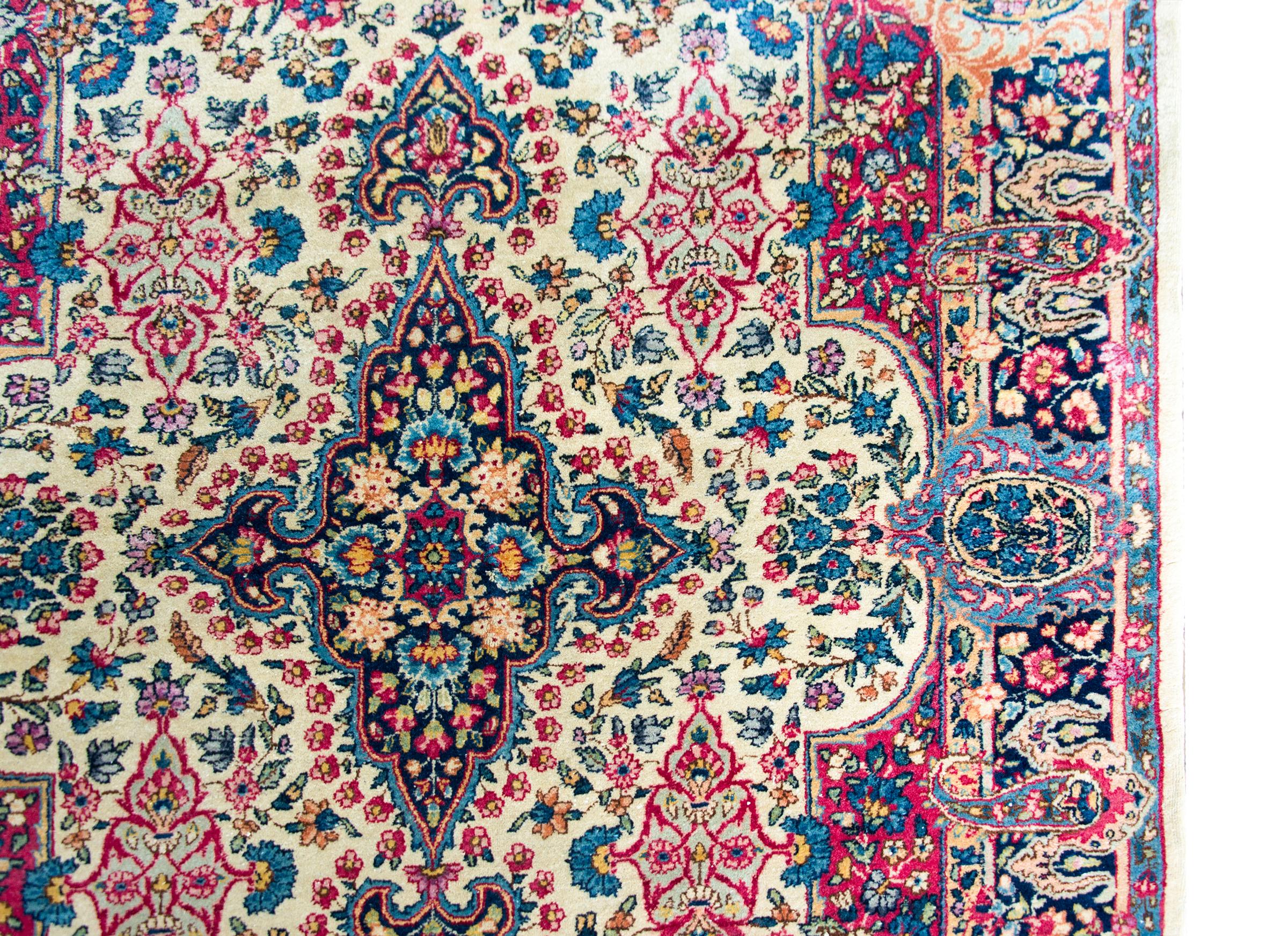 Kirman-Teppich, frühes 20. Jahrhundert (Mitte des 20. Jahrhunderts) im Angebot