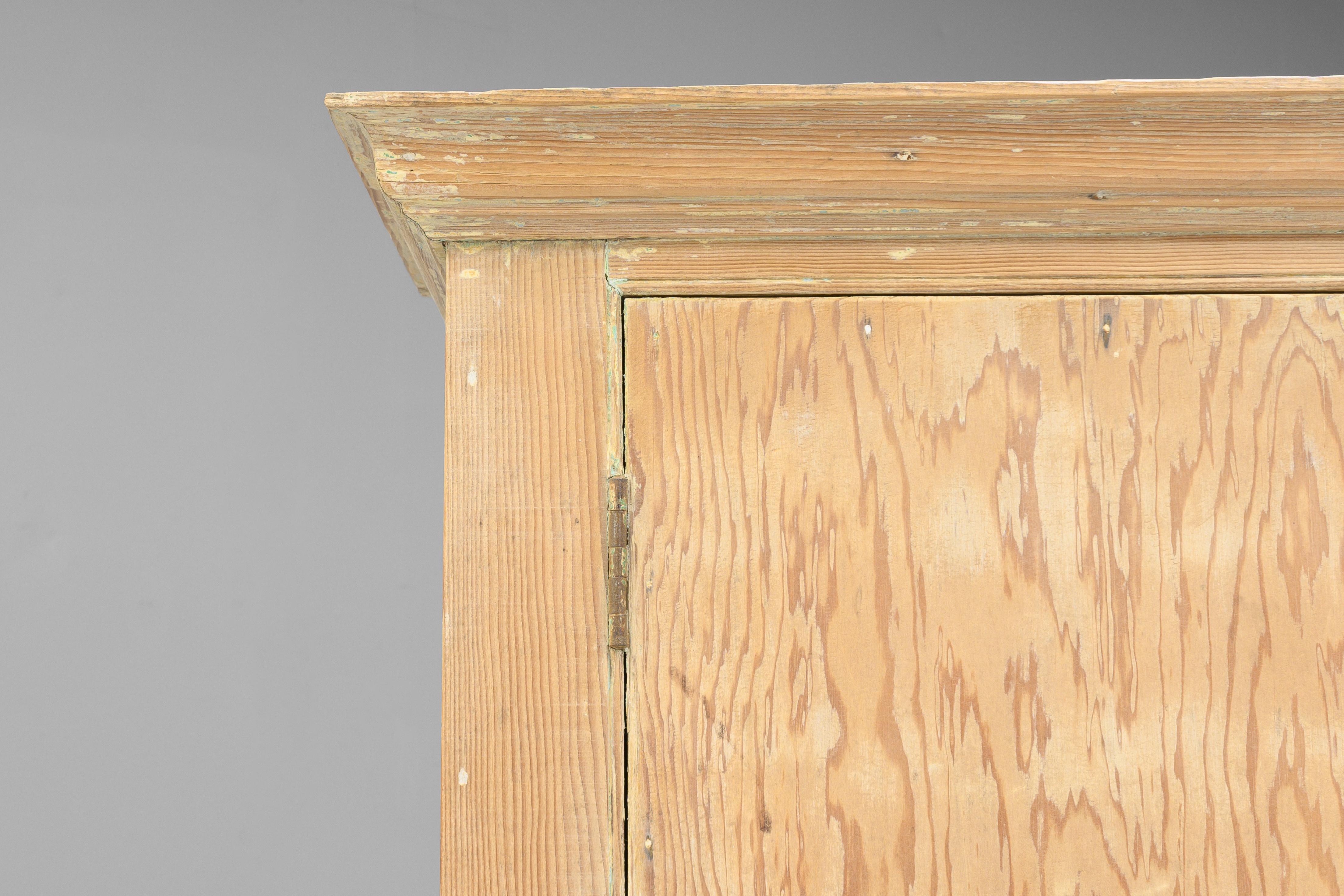 Pino Early 20th Century Kitchen Cupboard in vendita