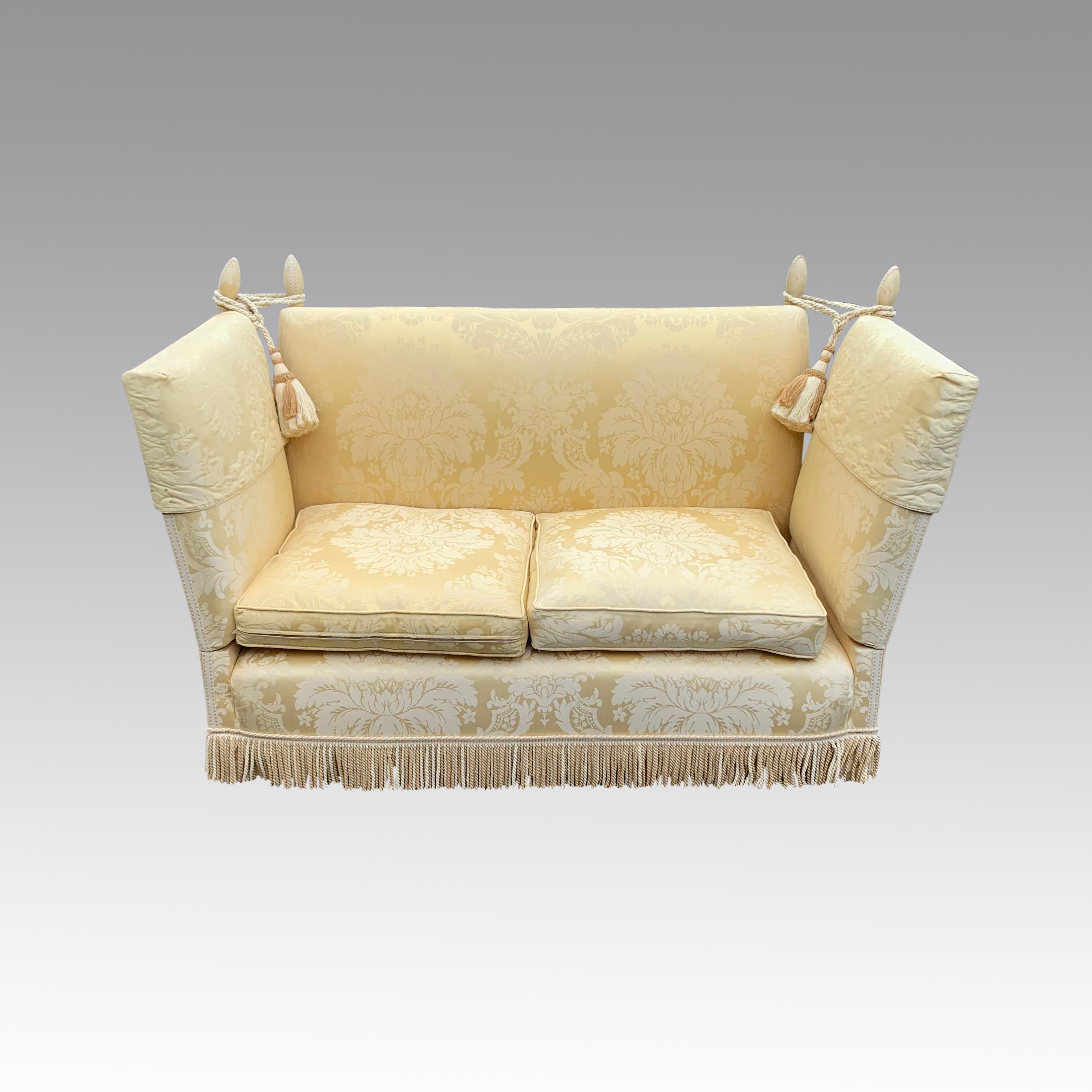 Ein wunderschönes Knole Sofa aus dem frühen 20. Jahrhundert im traditionellen Stil, handgefertigt mit einem vollständig gegliederten originalen Holzrahmen. Vor etwa 8 Jahren mit einem hochwertigen goldfarbenen Damast gepolstert, aber in