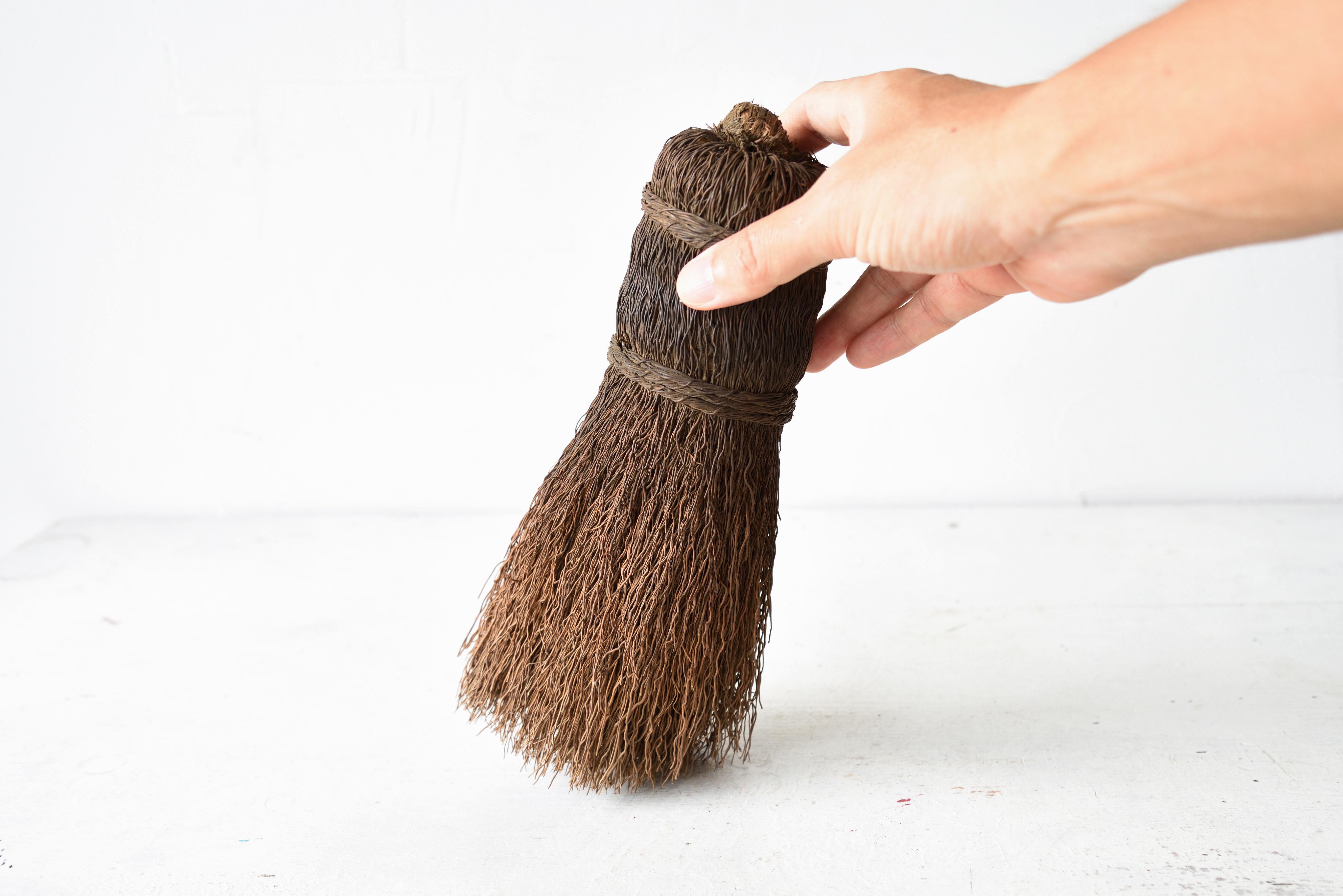 Old Korean garment brush used for hemp textile as scarce exposed type without covered grip, early 20th century, approx. L 24cm (9.44in), in used condition as is.
