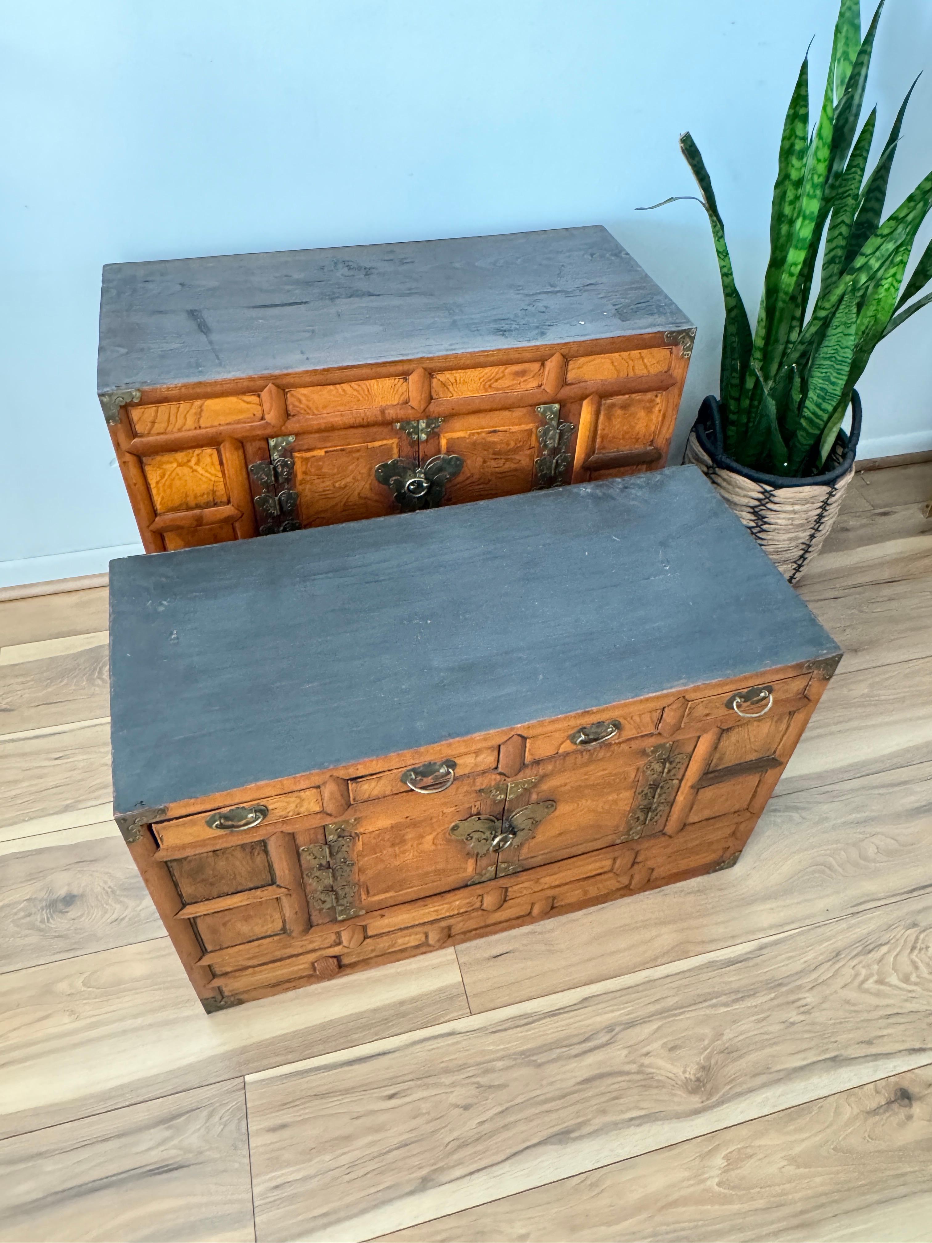 Early 20th Century Korean Tansu Wedding Two Part Cabinet With Butterfly Hardware In Good Condition For Sale In Elkton, MD