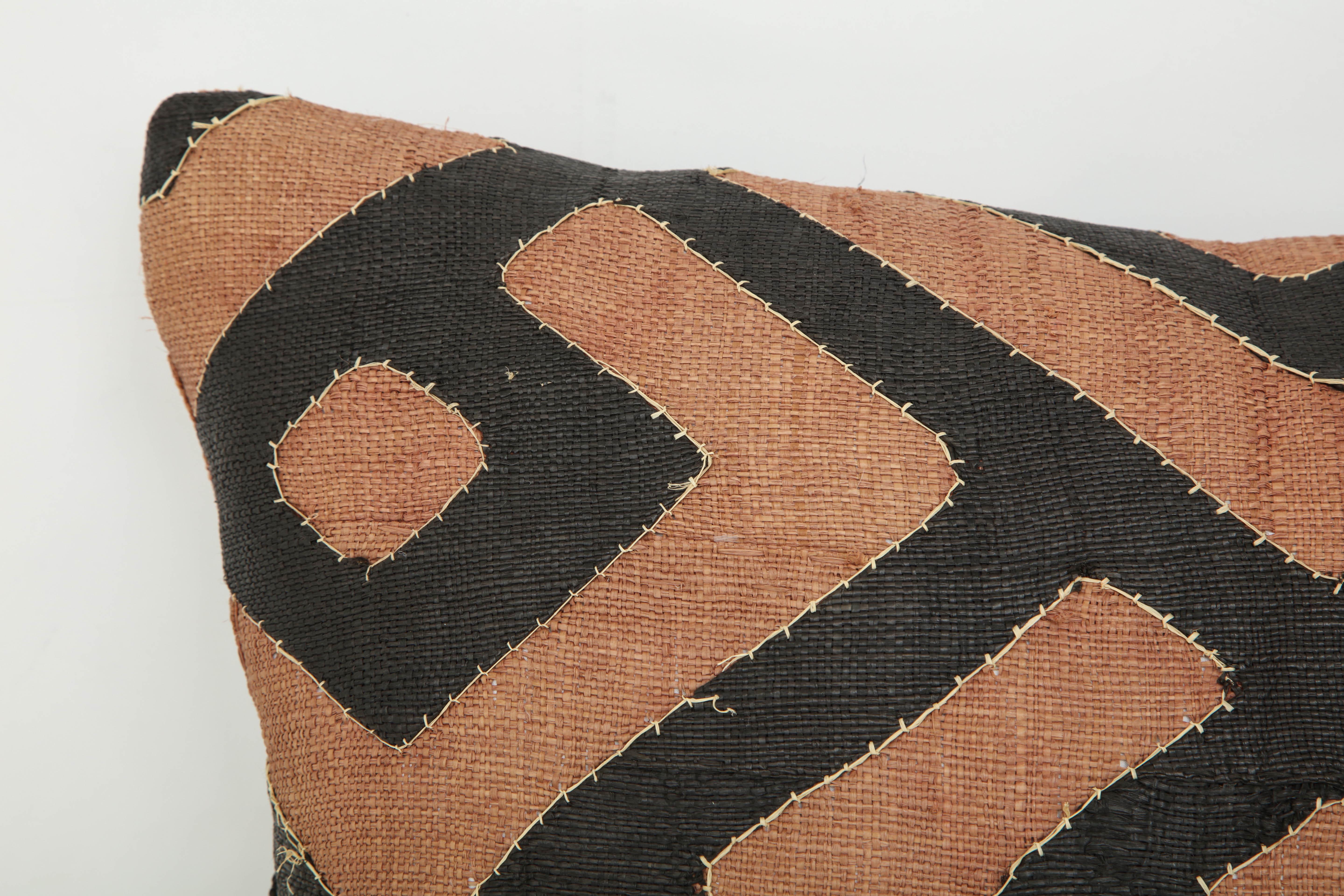 Early 20th Century Kuba Raffia Cloth Pillow In Good Condition For Sale In New York, NY