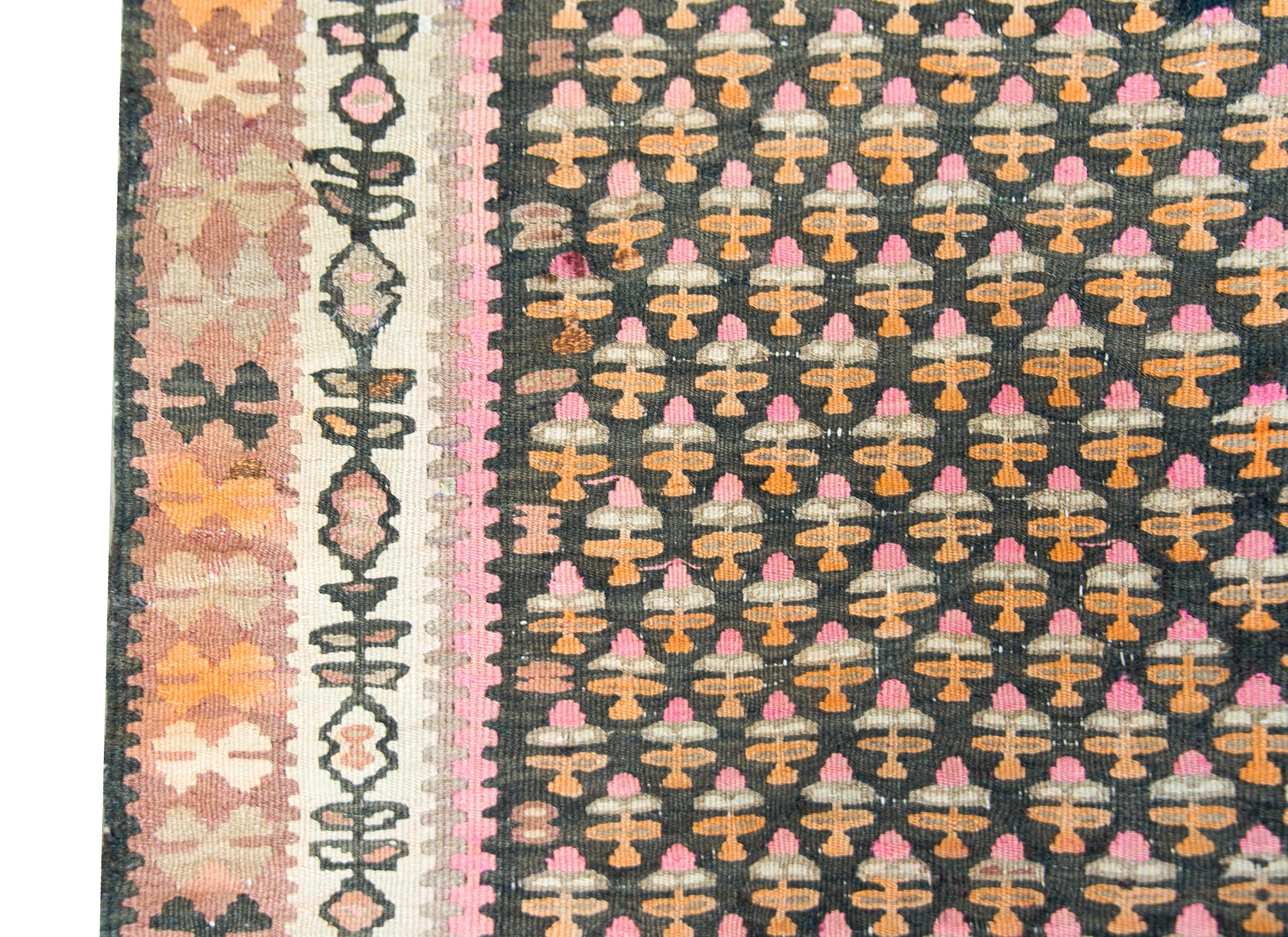 Kurdischer Kelim-Teppich des frühen 20. Jahrhunderts (Wolle) im Angebot