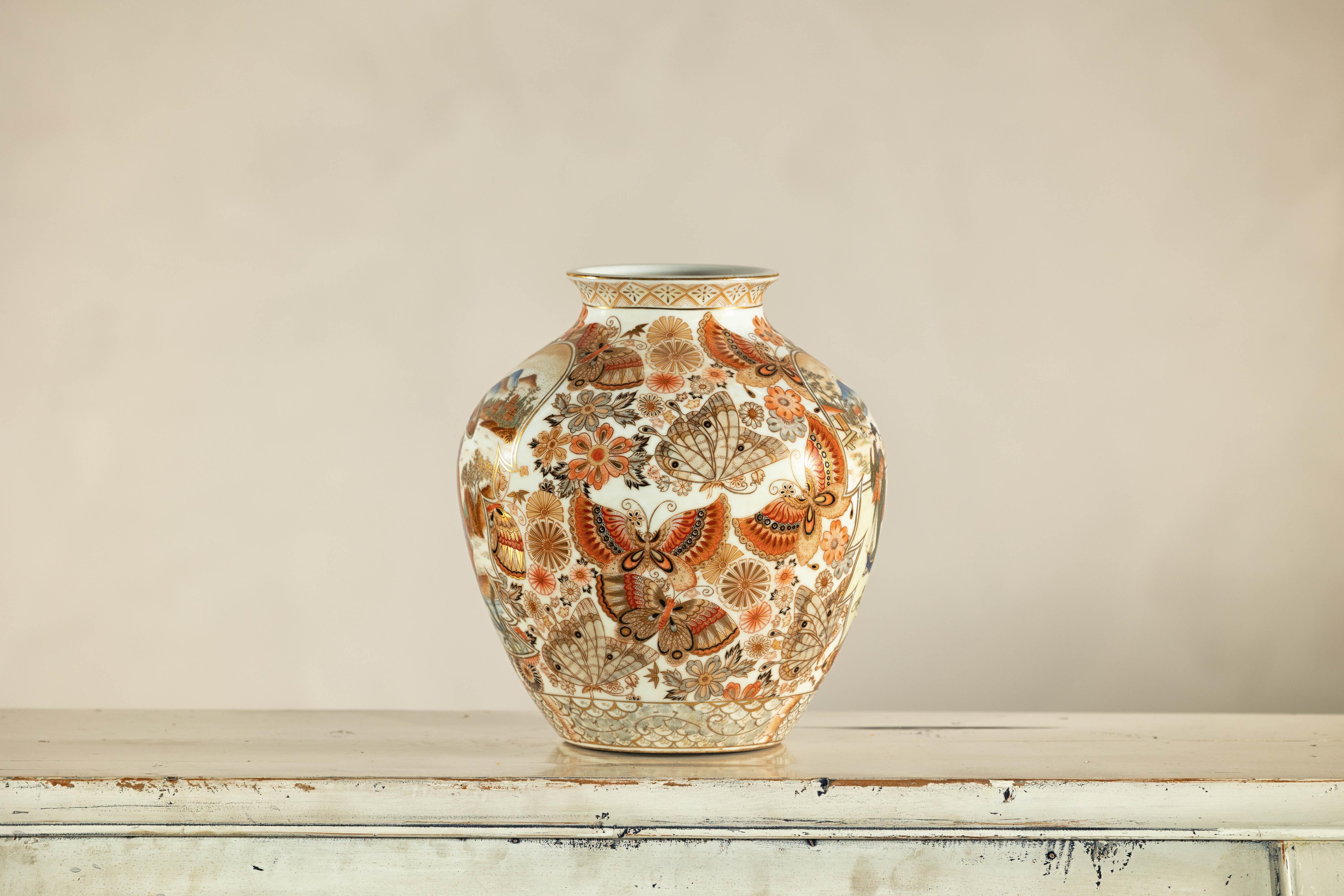 Porzellanvase im Kutani-Stil des frühen 20. Jahrhunderts mitszenischen und geblümten Mustern im Angebot 7