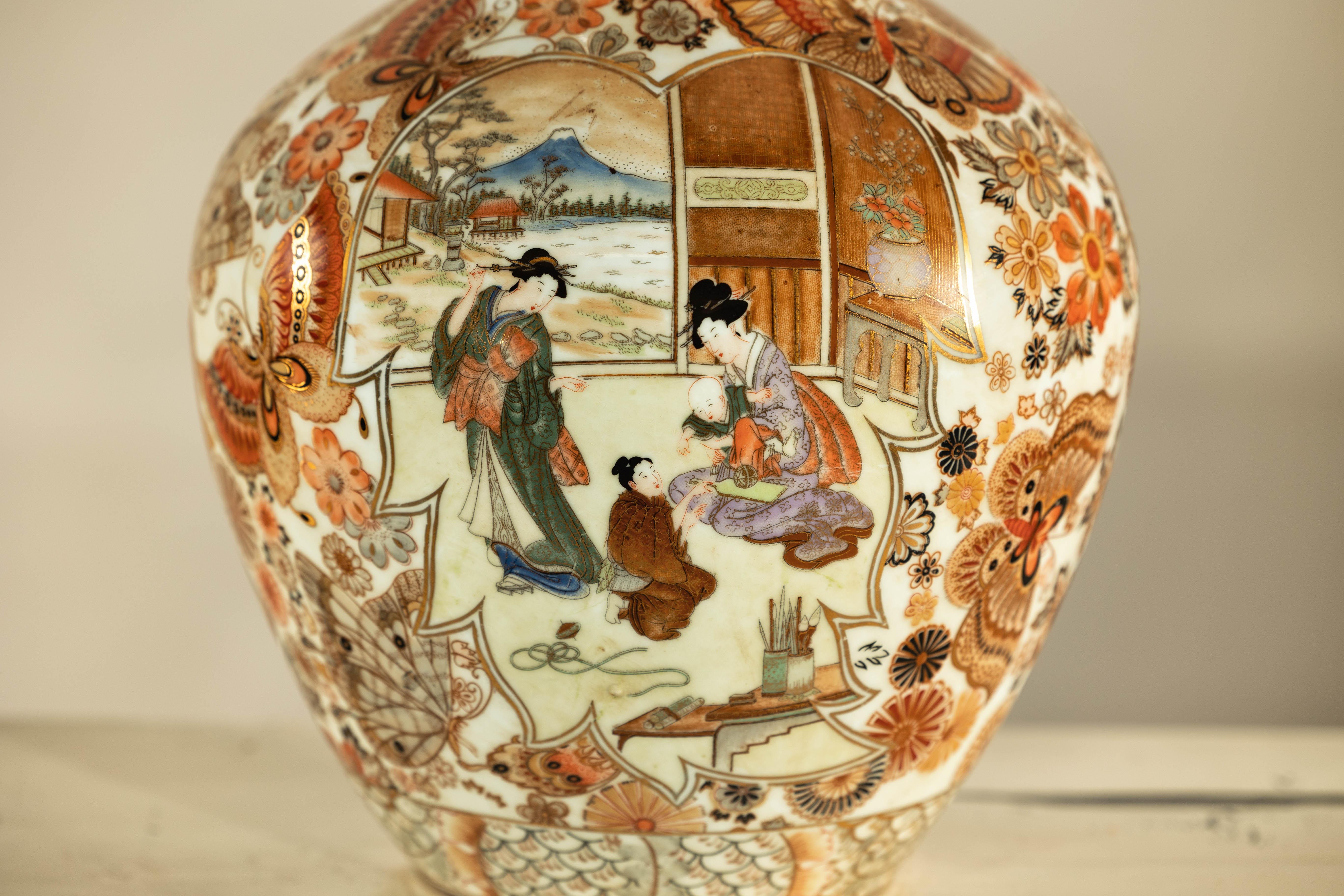 Porzellanvase im Kutani-Stil des frühen 20. Jahrhunderts mitszenischen und geblümten Mustern im Angebot 9