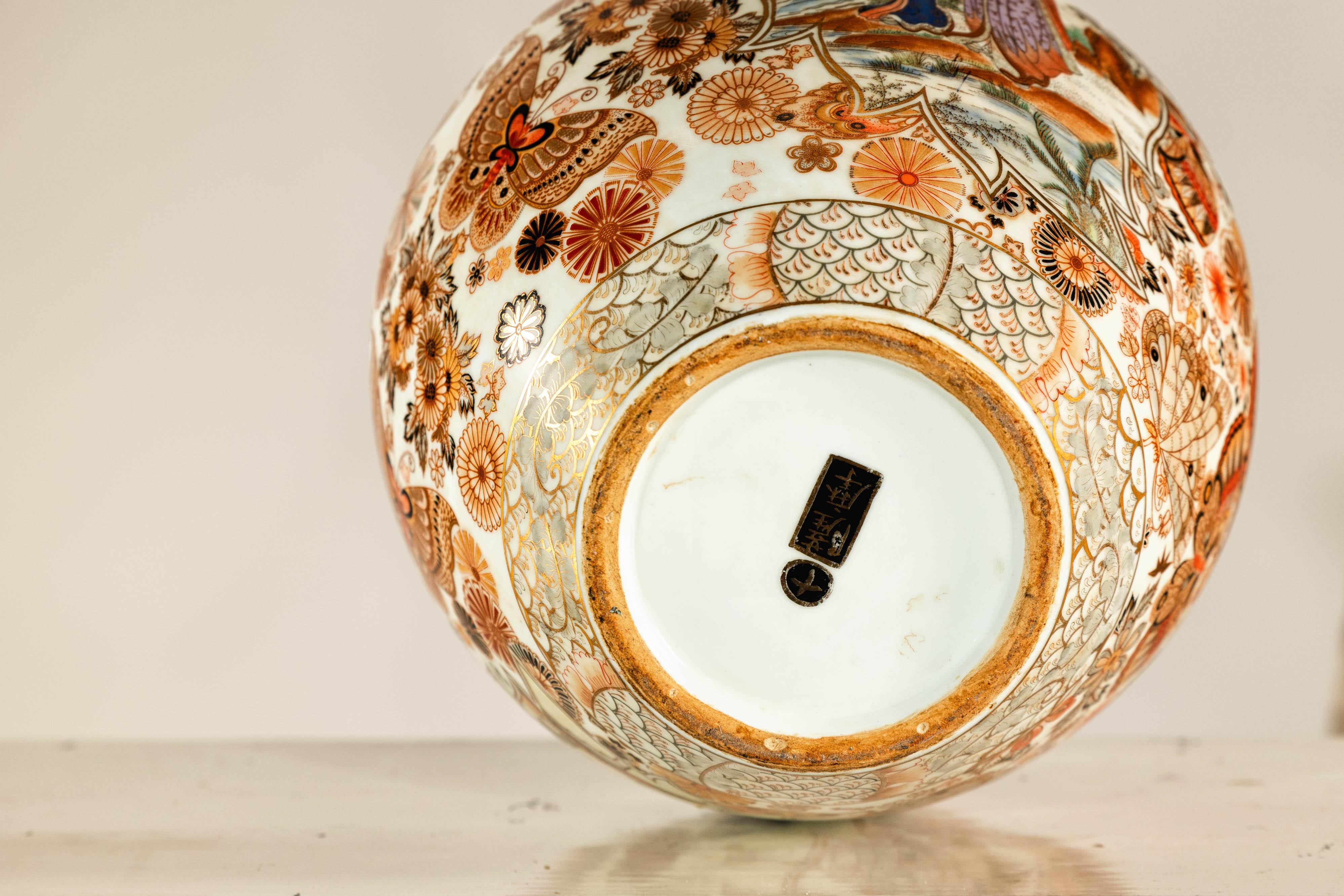 Porzellanvase im Kutani-Stil des frühen 20. Jahrhunderts mitszenischen und geblümten Mustern im Angebot 10