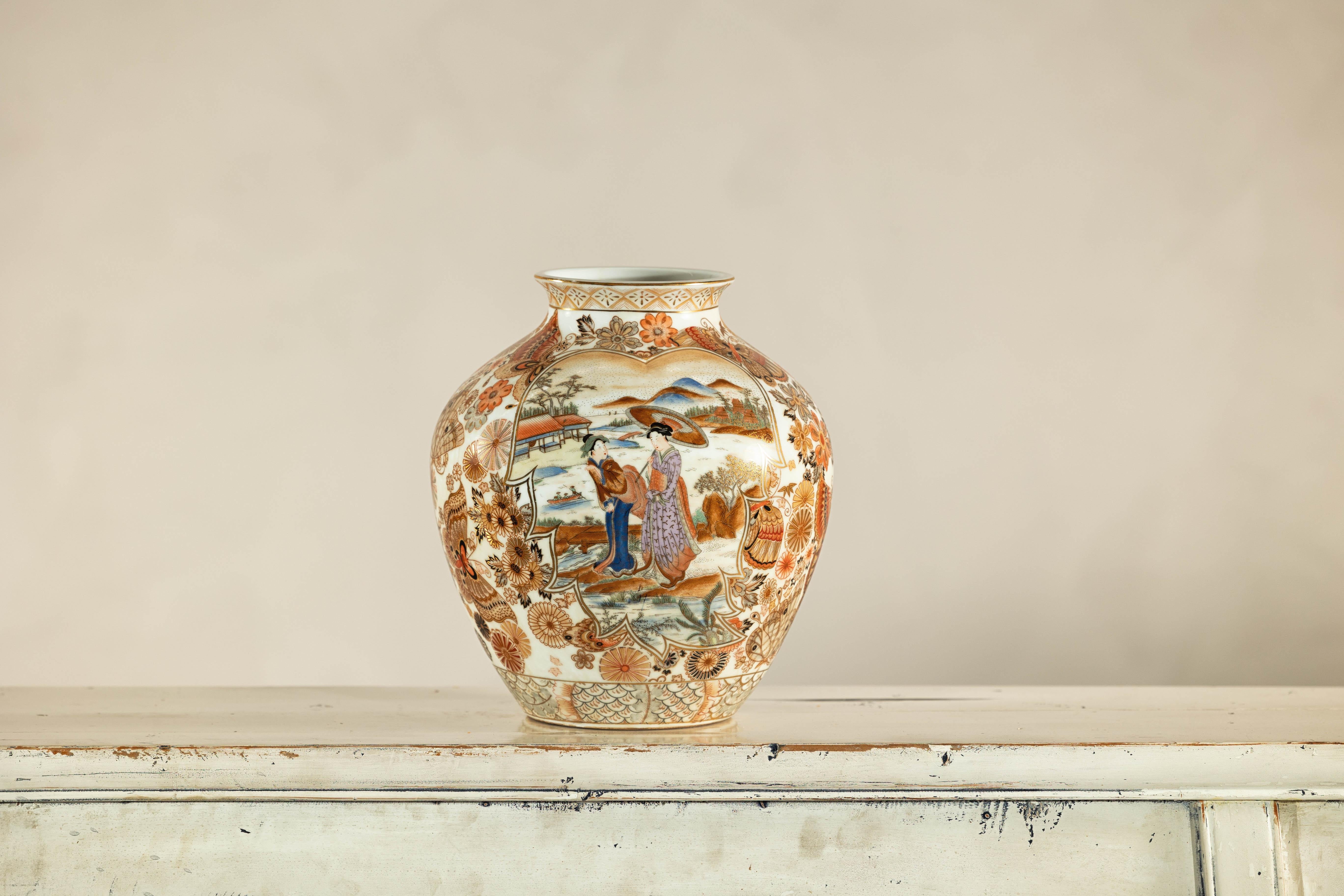 Porzellanvase im Kutani-Stil des frühen 20. Jahrhunderts mitszenischen und geblümten Mustern (Vergoldet) im Angebot
