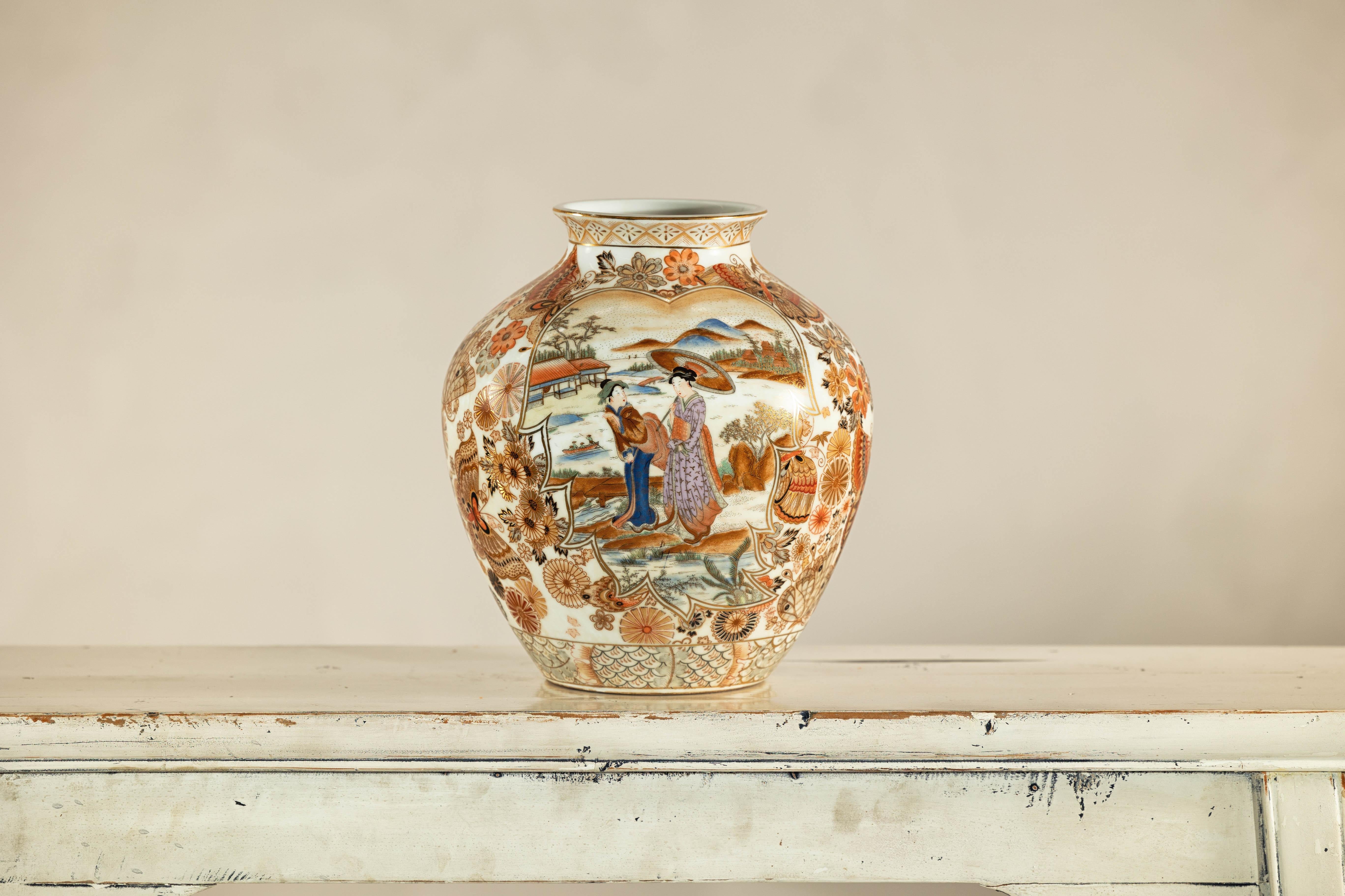 Porzellanvase im Kutani-Stil des frühen 20. Jahrhunderts mitszenischen und geblümten Mustern im Angebot 1