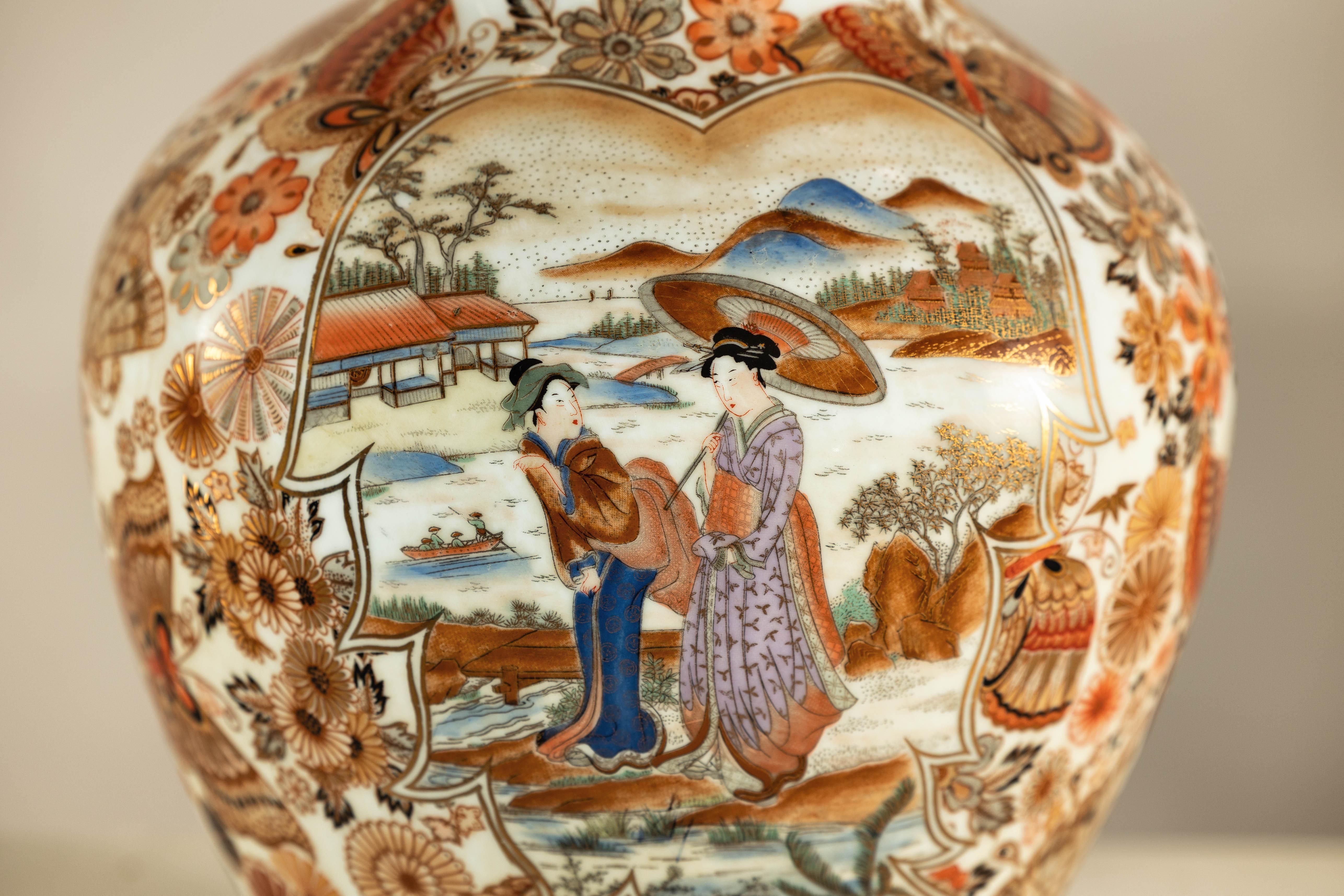 Porzellanvase im Kutani-Stil des frühen 20. Jahrhunderts mitszenischen und geblümten Mustern im Angebot 4