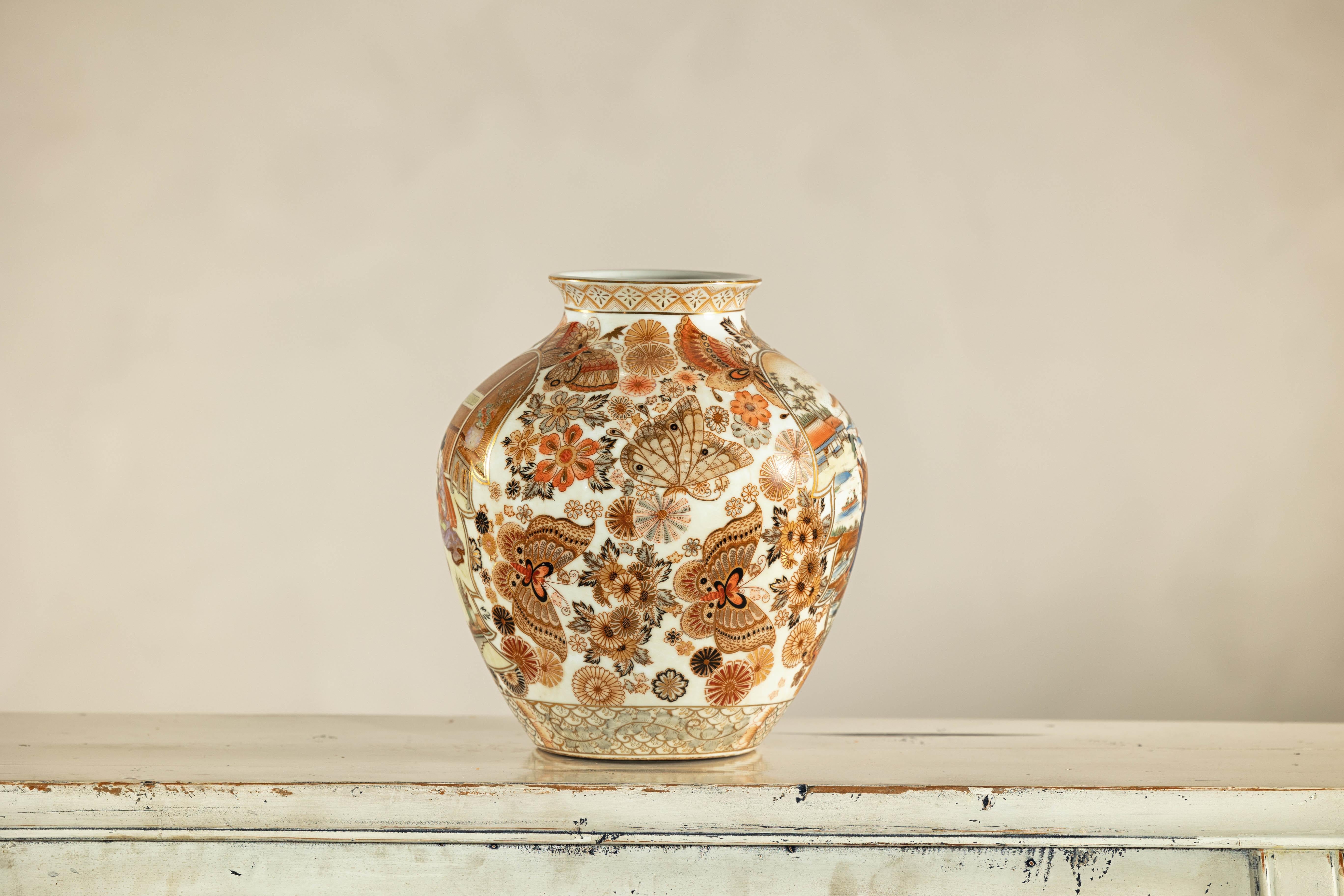 Porzellanvase im Kutani-Stil des frühen 20. Jahrhunderts mitszenischen und geblümten Mustern im Angebot 5