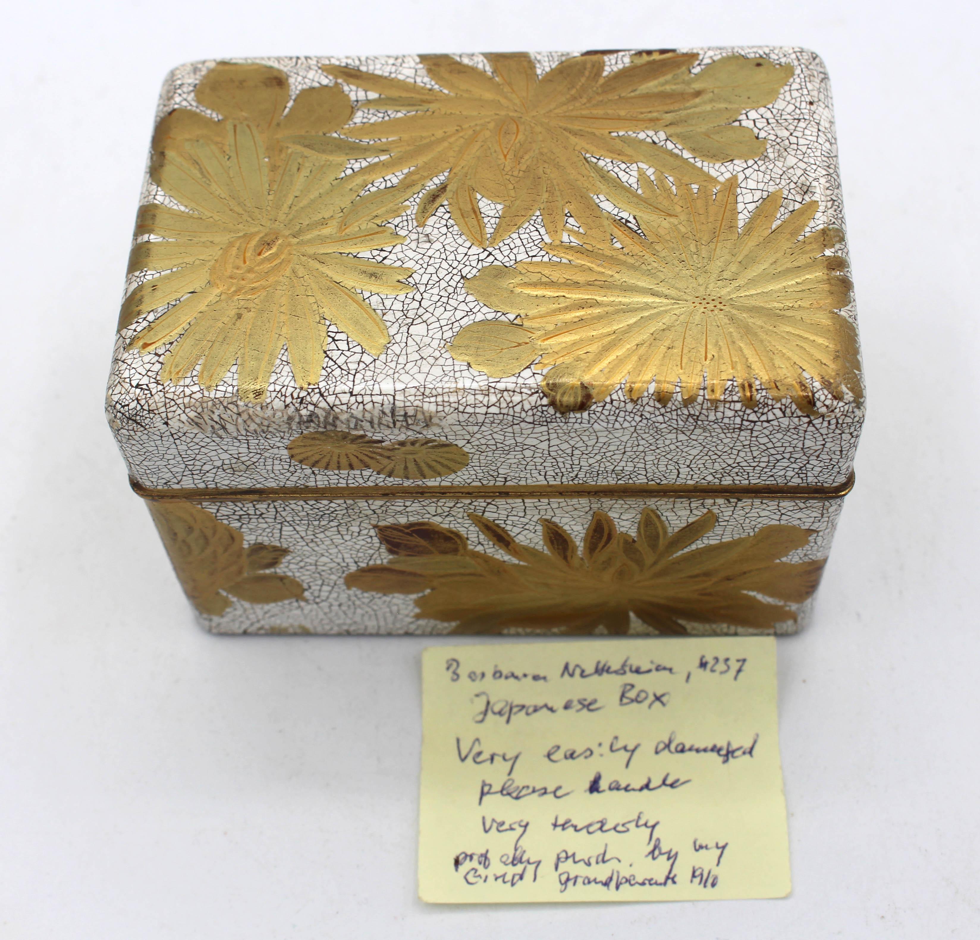Boîte en laque du début du 20e siècle, japonaise. Fin de la période Meiji. Fond coquille d'œuf avec chrysanthèmes lustrés et dorés. Coins légèrement arrondis. Accompagné d'une note 