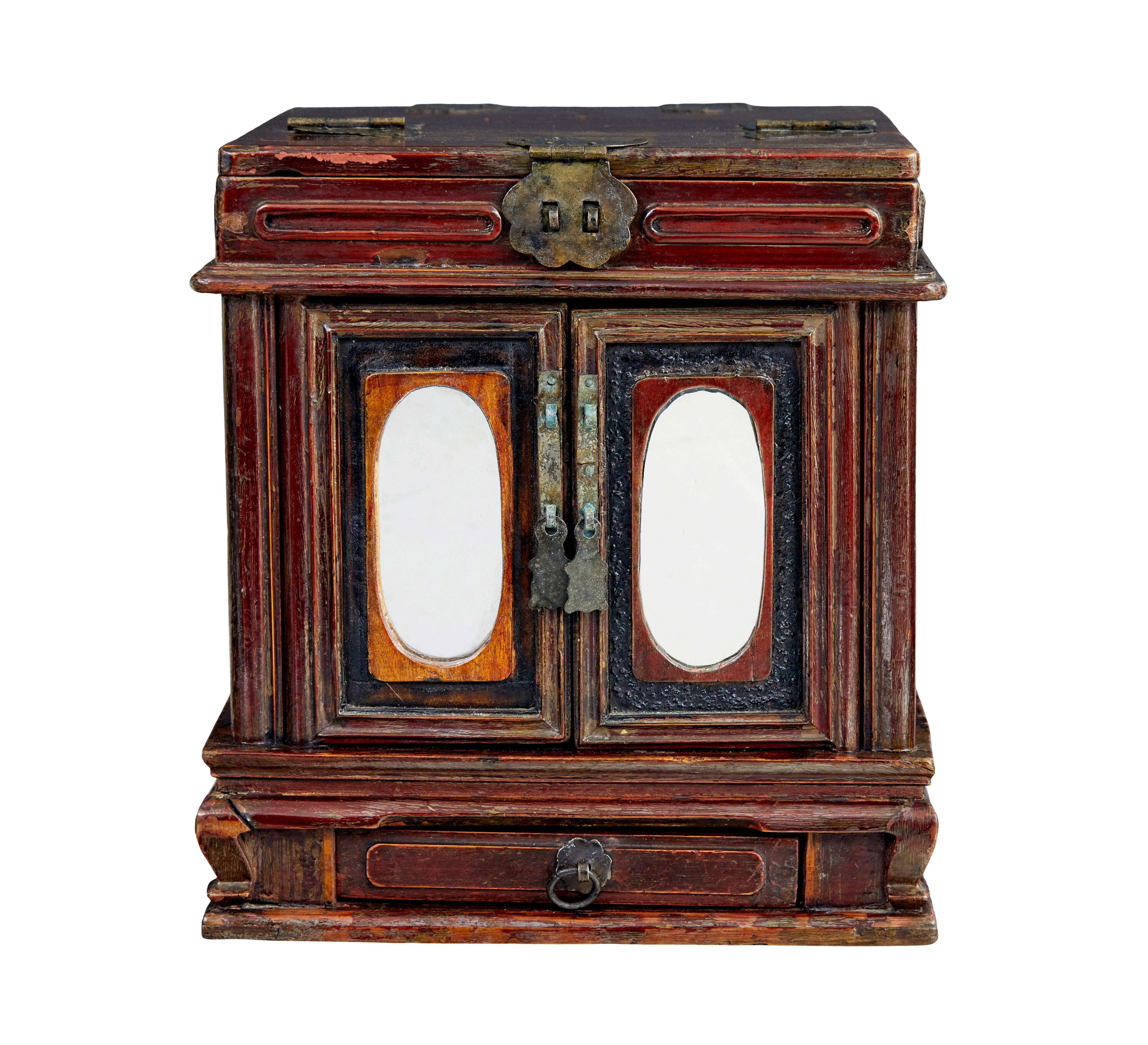 Early 20th century lacquered vanity box circa 1910.

Good quality chinese export table top vanity box.  Hand painted in a plum and black colour scheme in a lacquered finish.

Cube shaped with a naive mirrored double door to the front which opens to