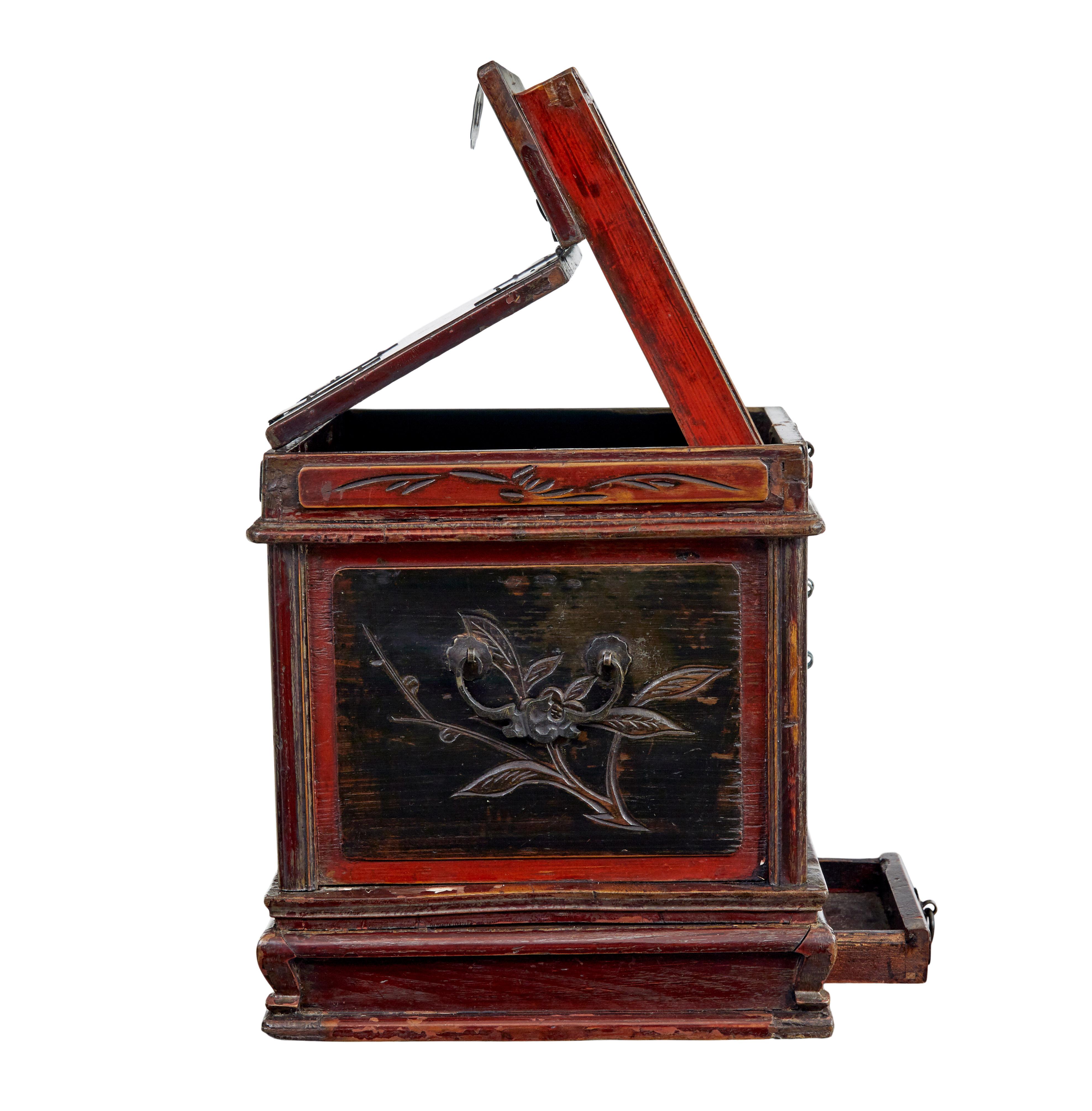 Chinese Early 20th century lacquered vanity box For Sale
