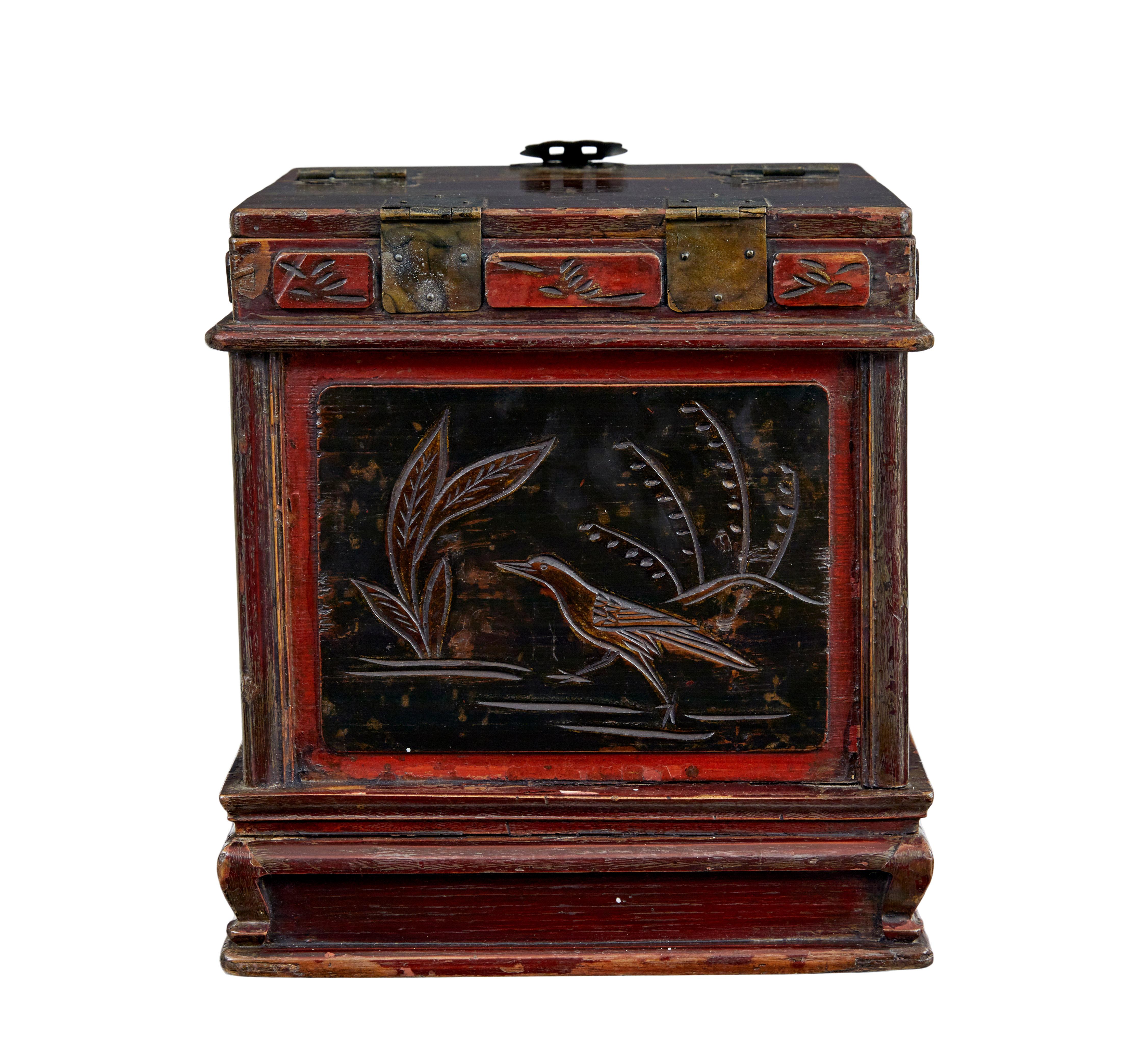 Hand-Crafted Early 20th century lacquered vanity box For Sale