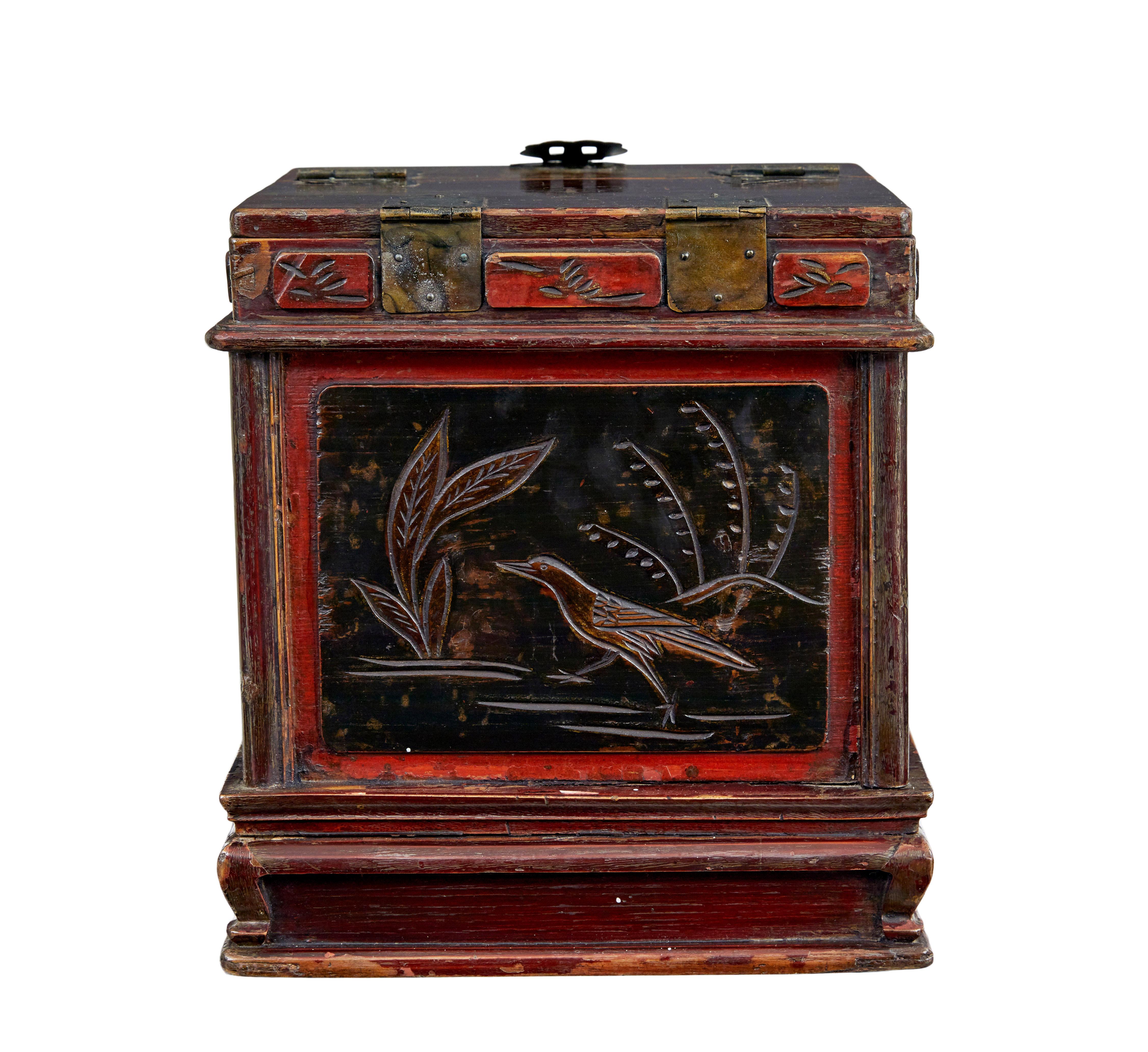 Painted Early 20th century lacquered vanity box For Sale
