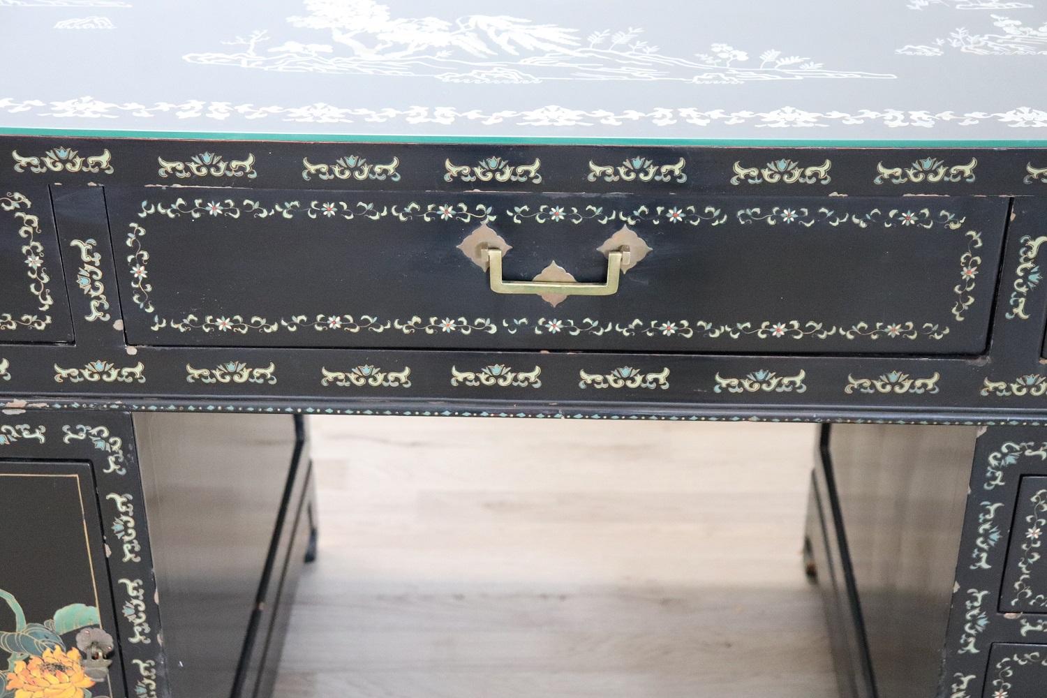 Early 20th Century Lacquered Wood Chinoiserie Desk with Mother of Pearl Inlay 5