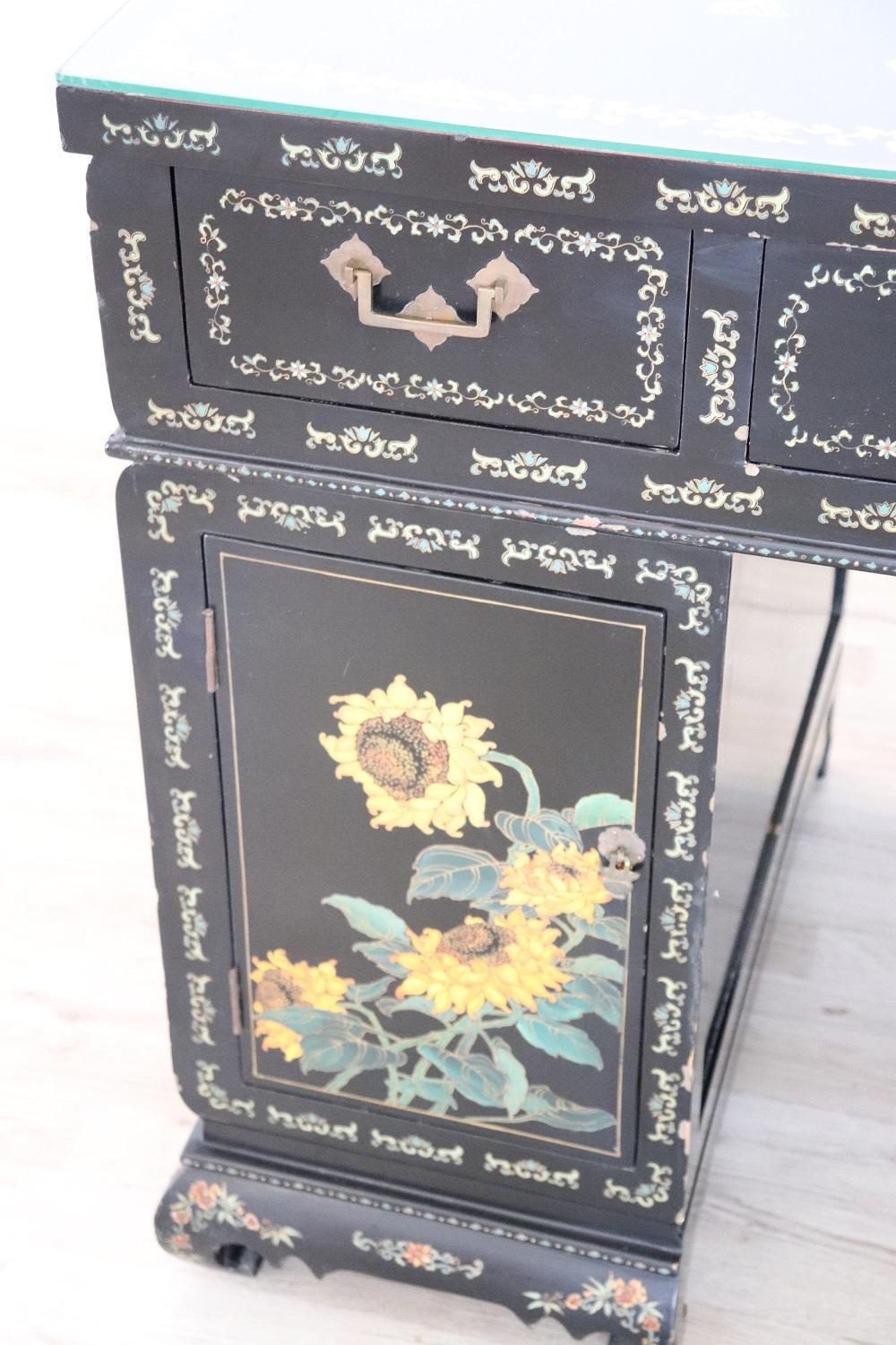 Early 20th Century Lacquered Wood Chinoiserie Desk with Mother of Pearl Inlay 6