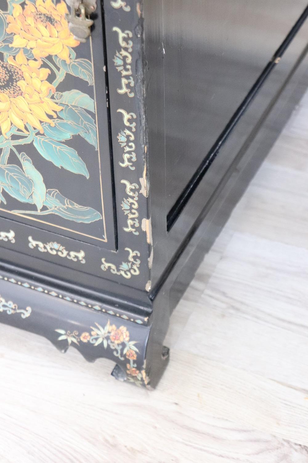 Early 20th Century Lacquered Wood Chinoiserie Desk with Mother of Pearl Inlay 7
