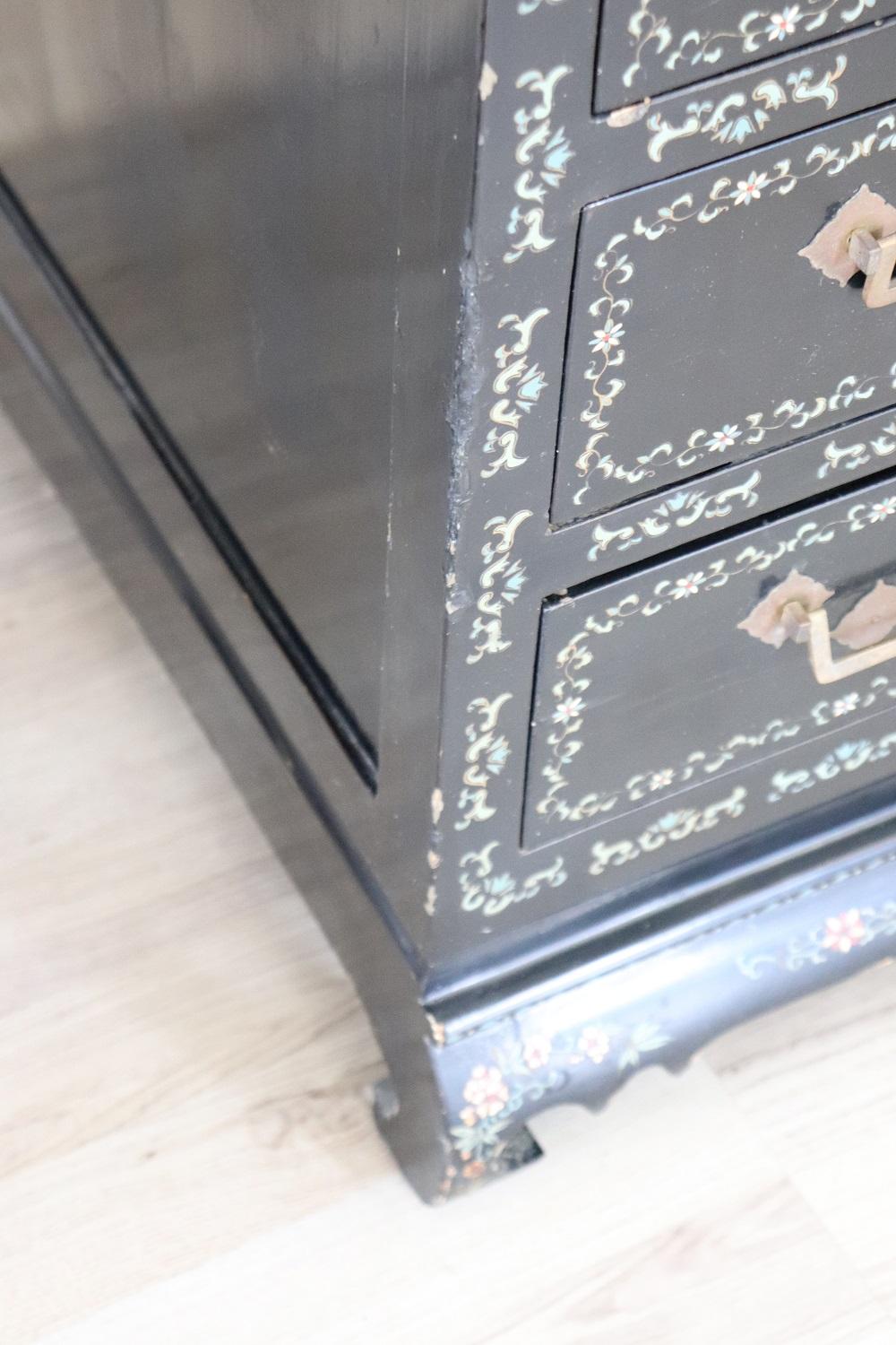 Early 20th Century Lacquered Wood Chinoiserie Desk with Mother of Pearl Inlay 8