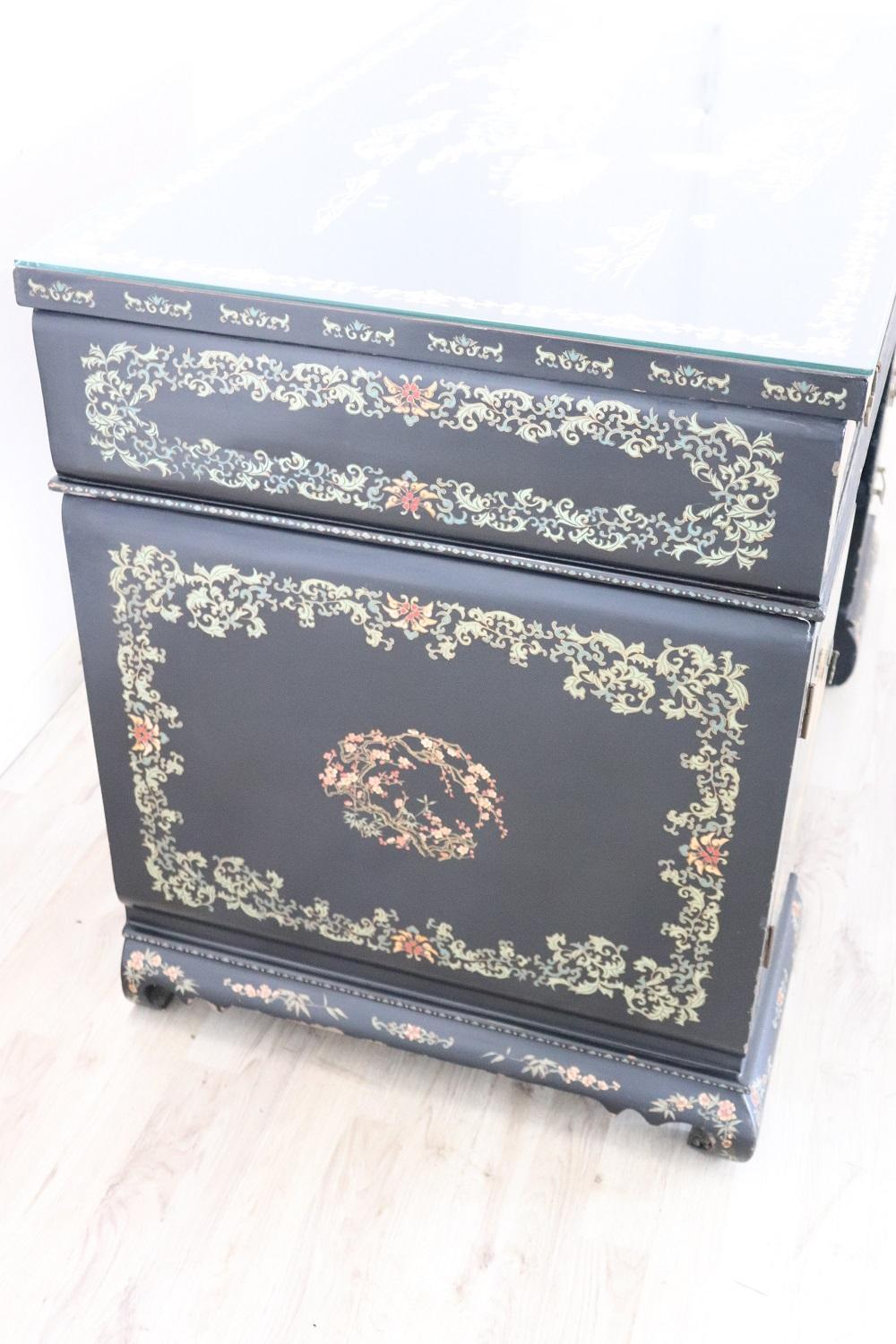 Early 20th Century Lacquered Wood Chinoiserie Desk with Mother of Pearl Inlay 9