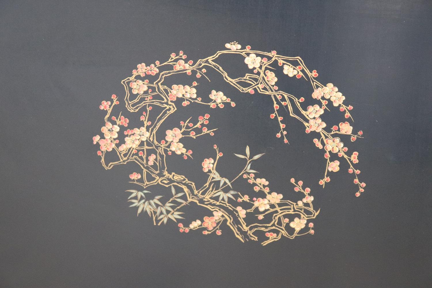 Early 20th Century Lacquered Wood Chinoiserie Desk with Mother of Pearl Inlay 10
