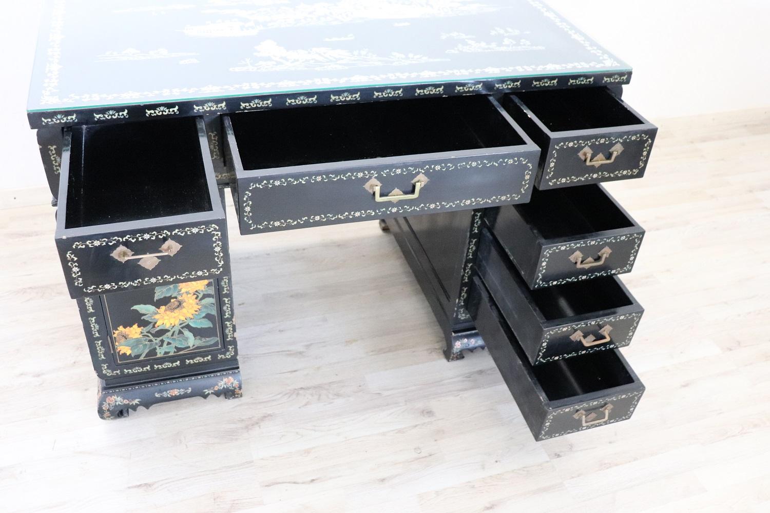 Early 20th Century Lacquered Wood Chinoiserie Desk with Mother of Pearl Inlay 13
