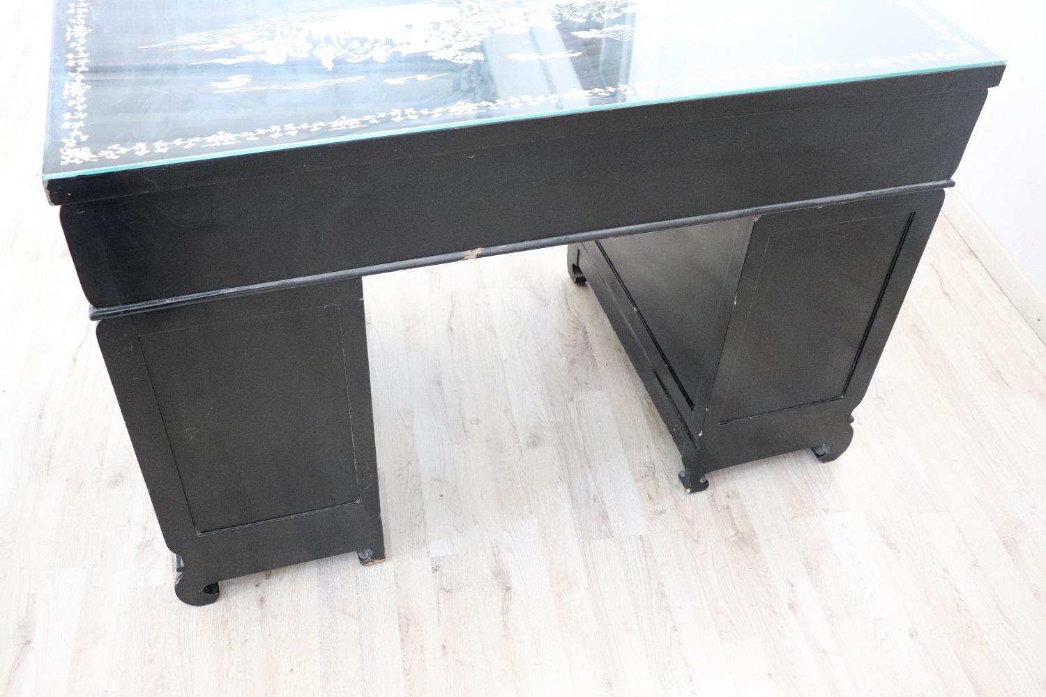 Early 20th Century Lacquered Wood Chinoiserie Desk with Mother of Pearl Inlay 14