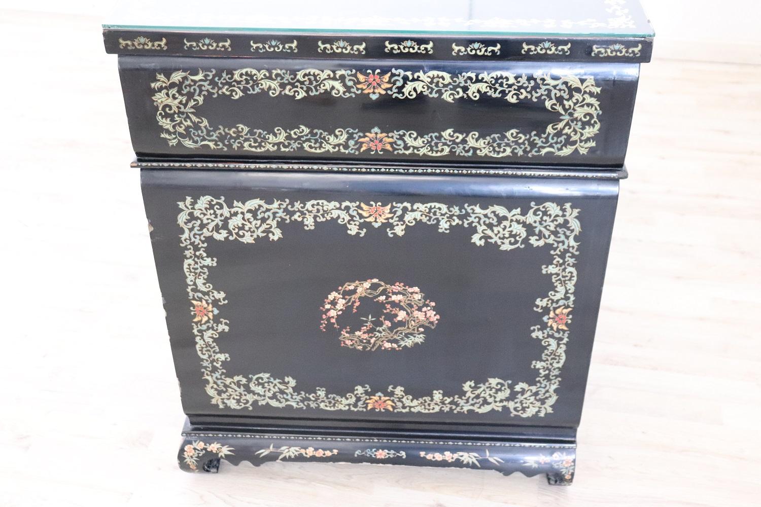 Early 20th Century Lacquered Wood Chinoiserie Desk with Mother of Pearl Inlay 15