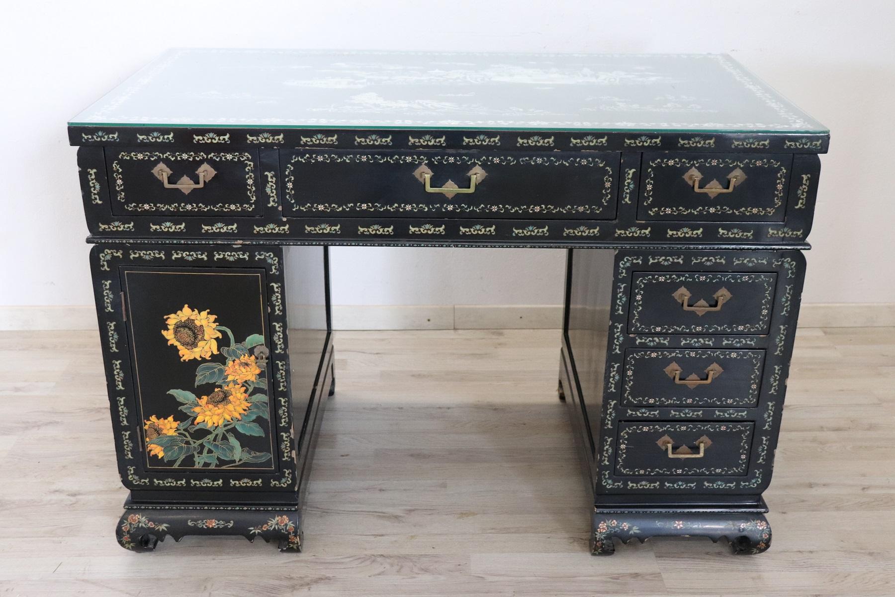 Early 20th Century Lacquered Wood Chinoiserie Desk with Mother of Pearl Inlay In Good Condition In Casale Monferrato, IT