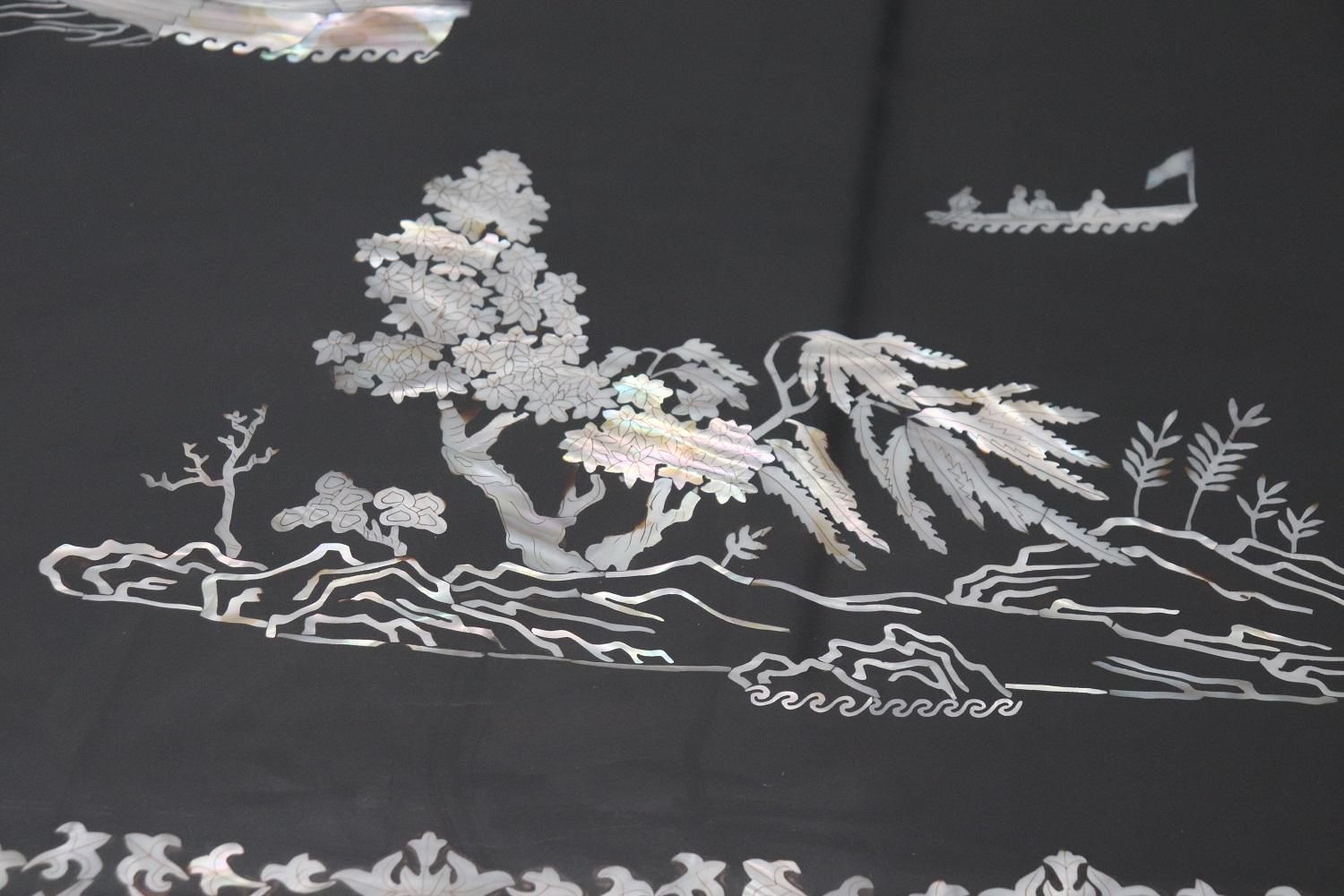 Early 20th Century Lacquered Wood Chinoiserie Desk with Mother of Pearl Inlay 2