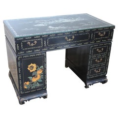 Bureau chinoiserie en bois laqué du début du XXe siècle avec incrustation de nacre