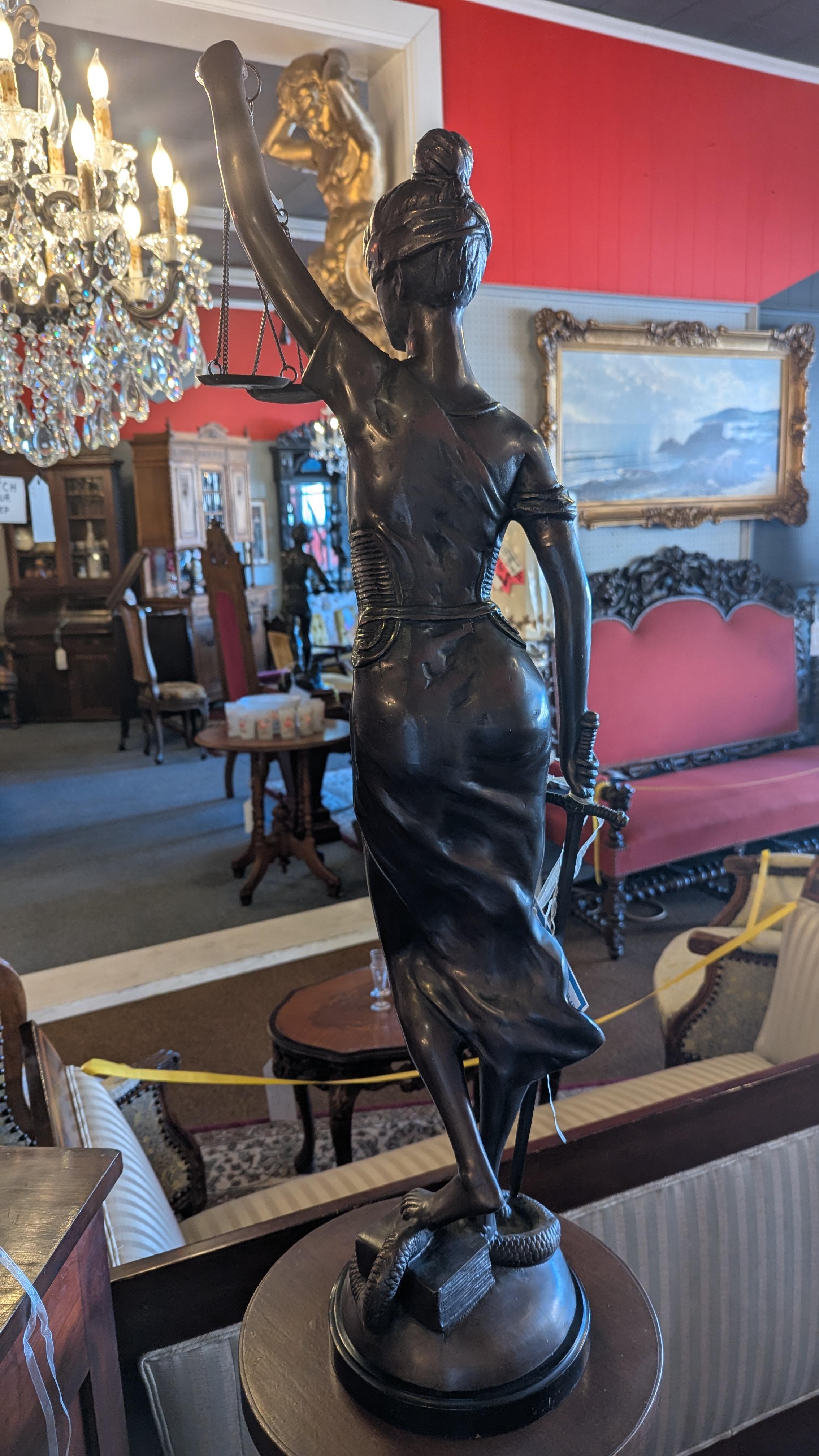 Scultura di giustizia francese in bronzo in perfette condizioni e con splendidi dettagli, su una base rotonda rivestita in metallo da 1,5