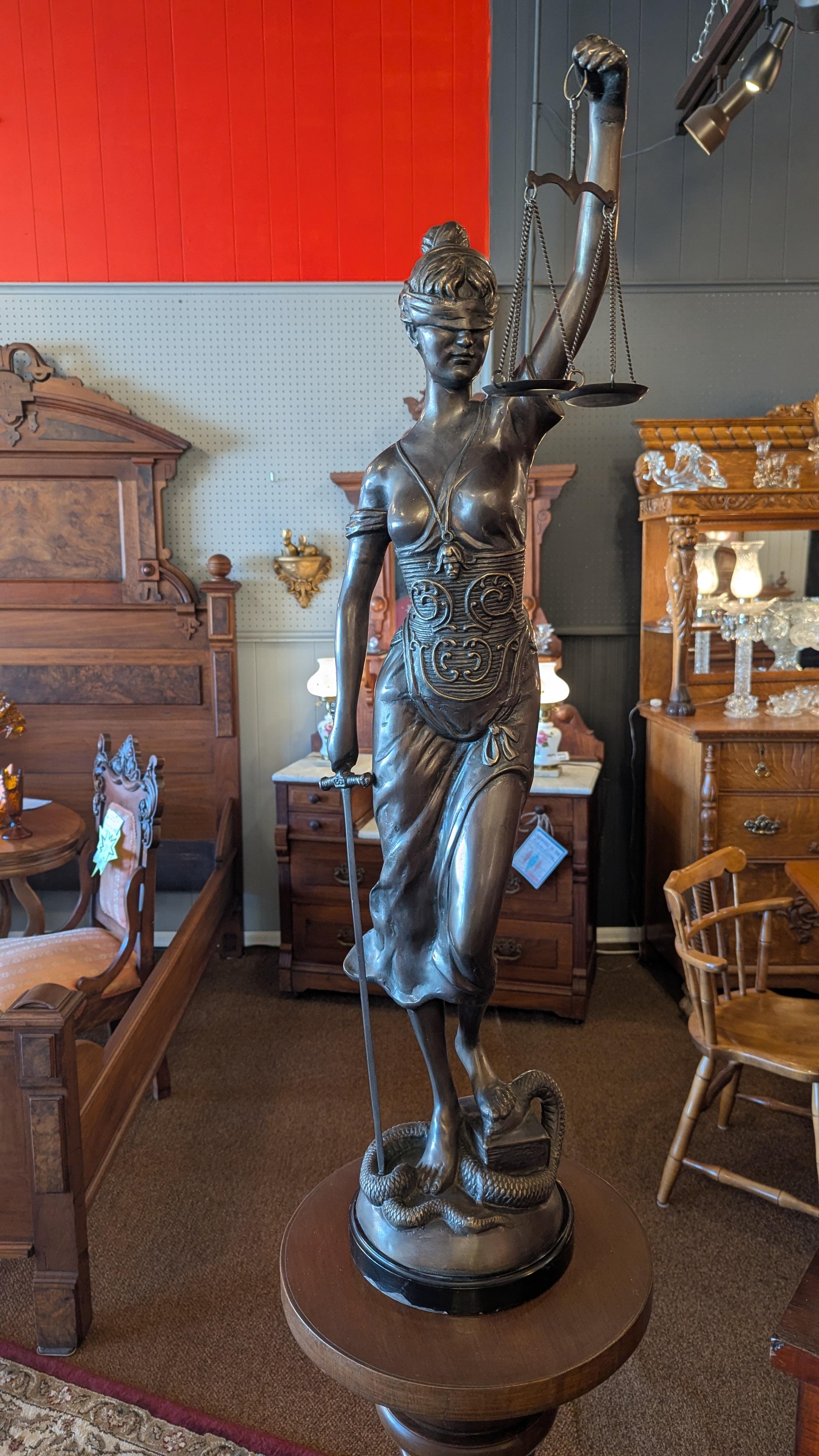 XX secolo Bronzo di Lady Justice dei primi del Novecento in vendita