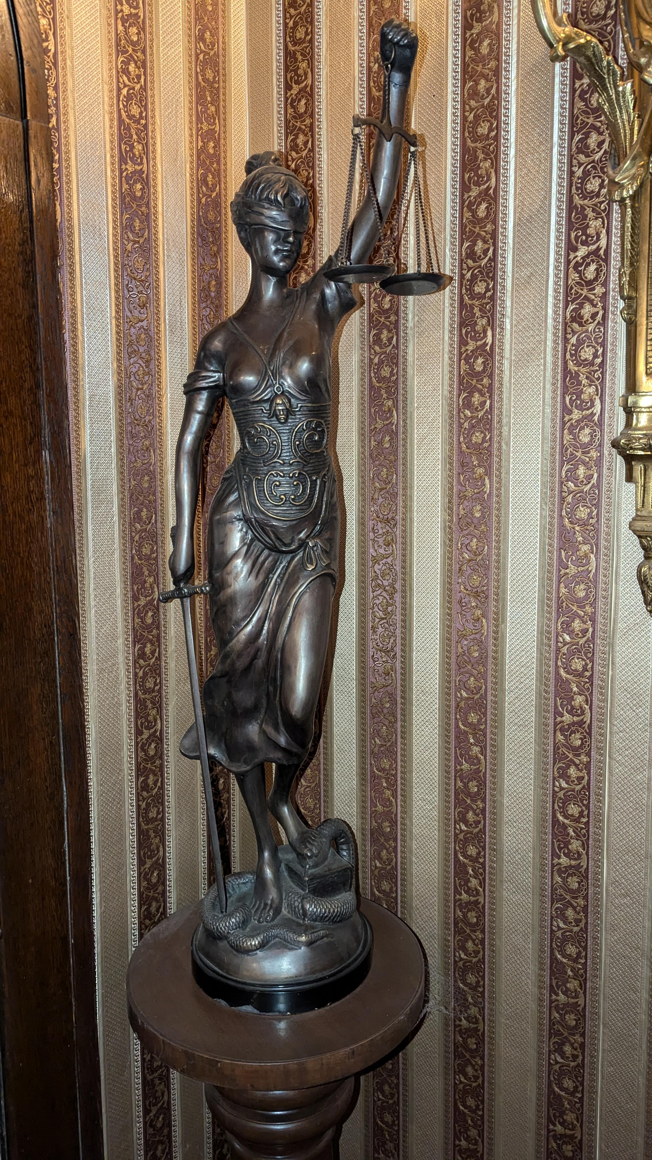 Bronzo di Lady Justice dei primi del Novecento in vendita 2