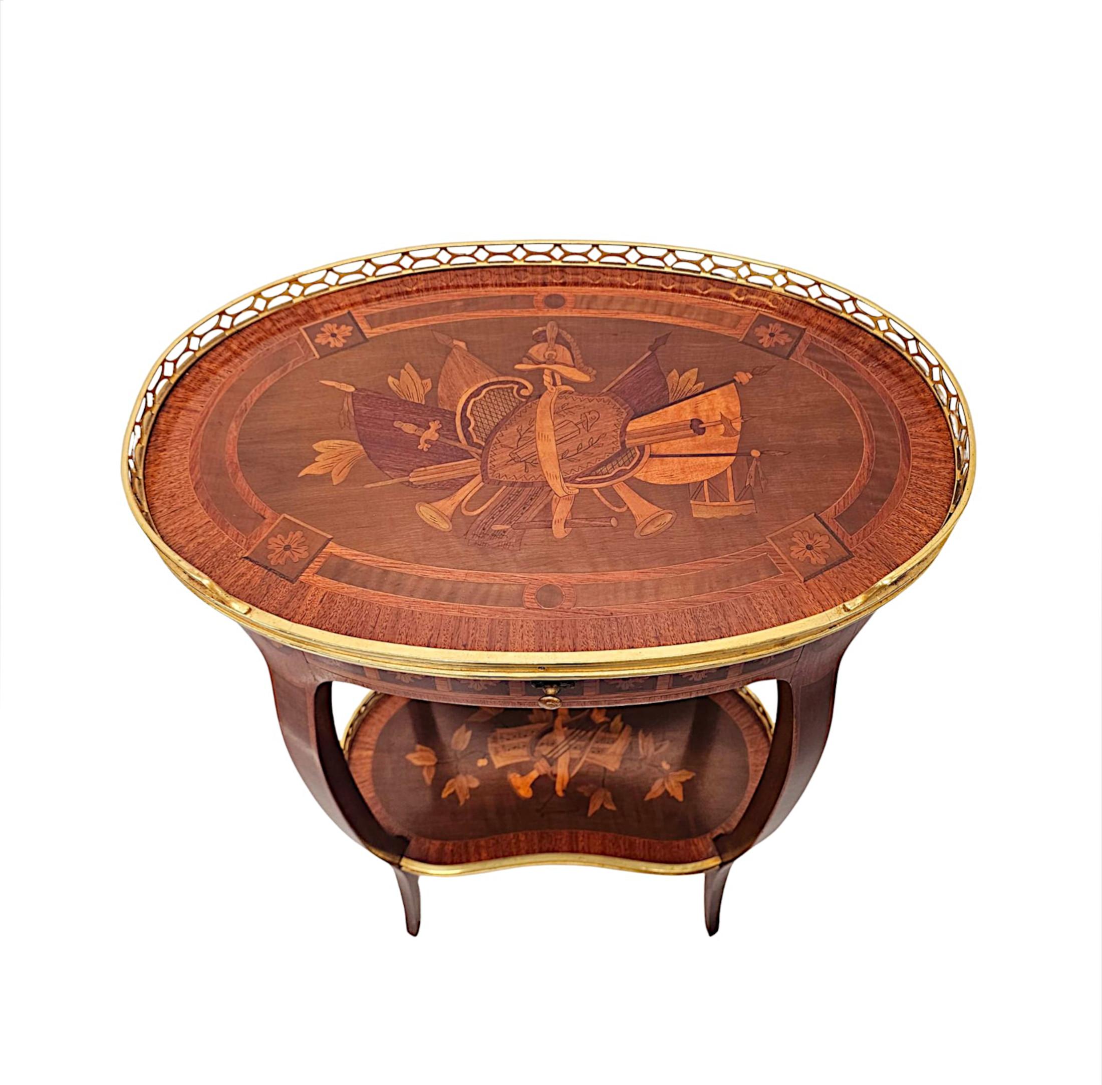 Rarísima lámpara o mesa auxiliar de caoba y palisandro de principios del siglo XX.  Esta fabulosa pieza es de una calidad excepcional, finamente tallada con una rica y hermosa pátina, veteada, provista de monturas de ormolu finamente fundidas y