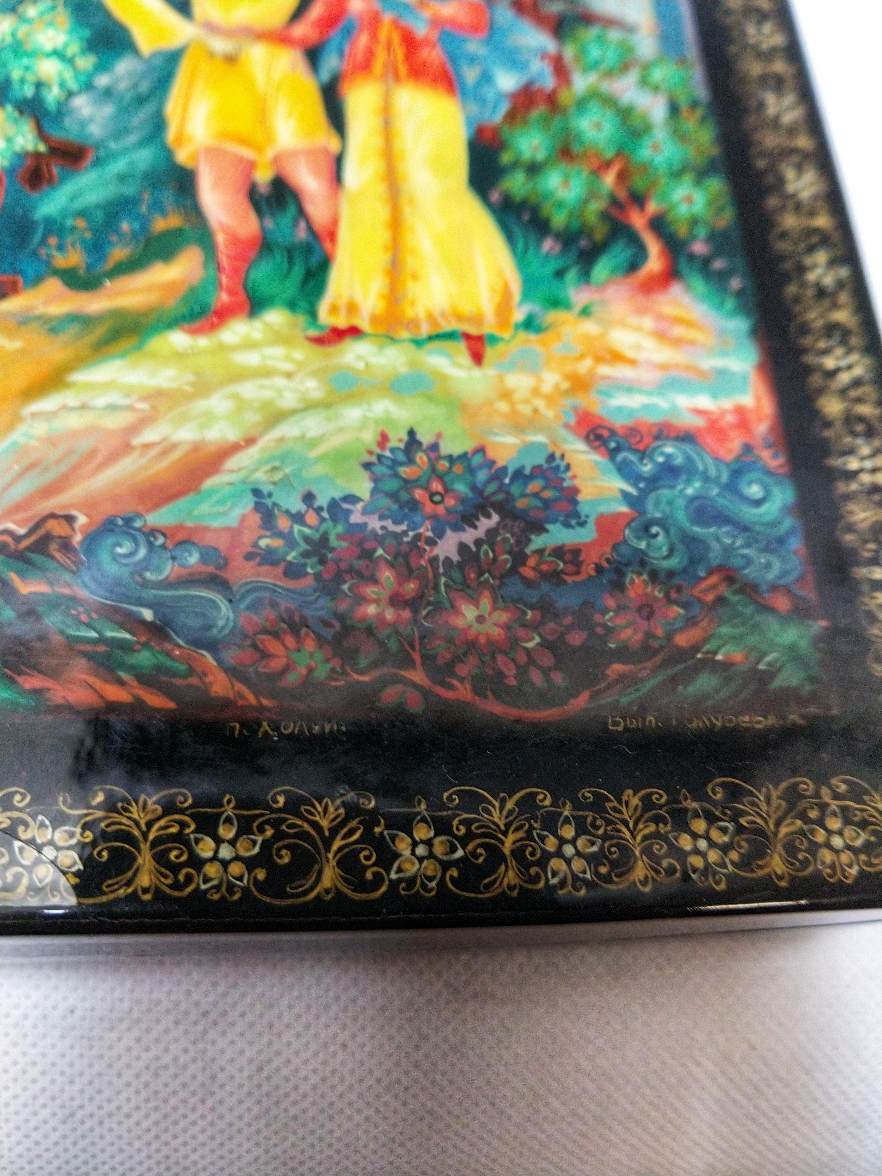 Folk Art Early 20th Century Paper Mache Lacquered Hand Painted and Signed Russian Box For Sale