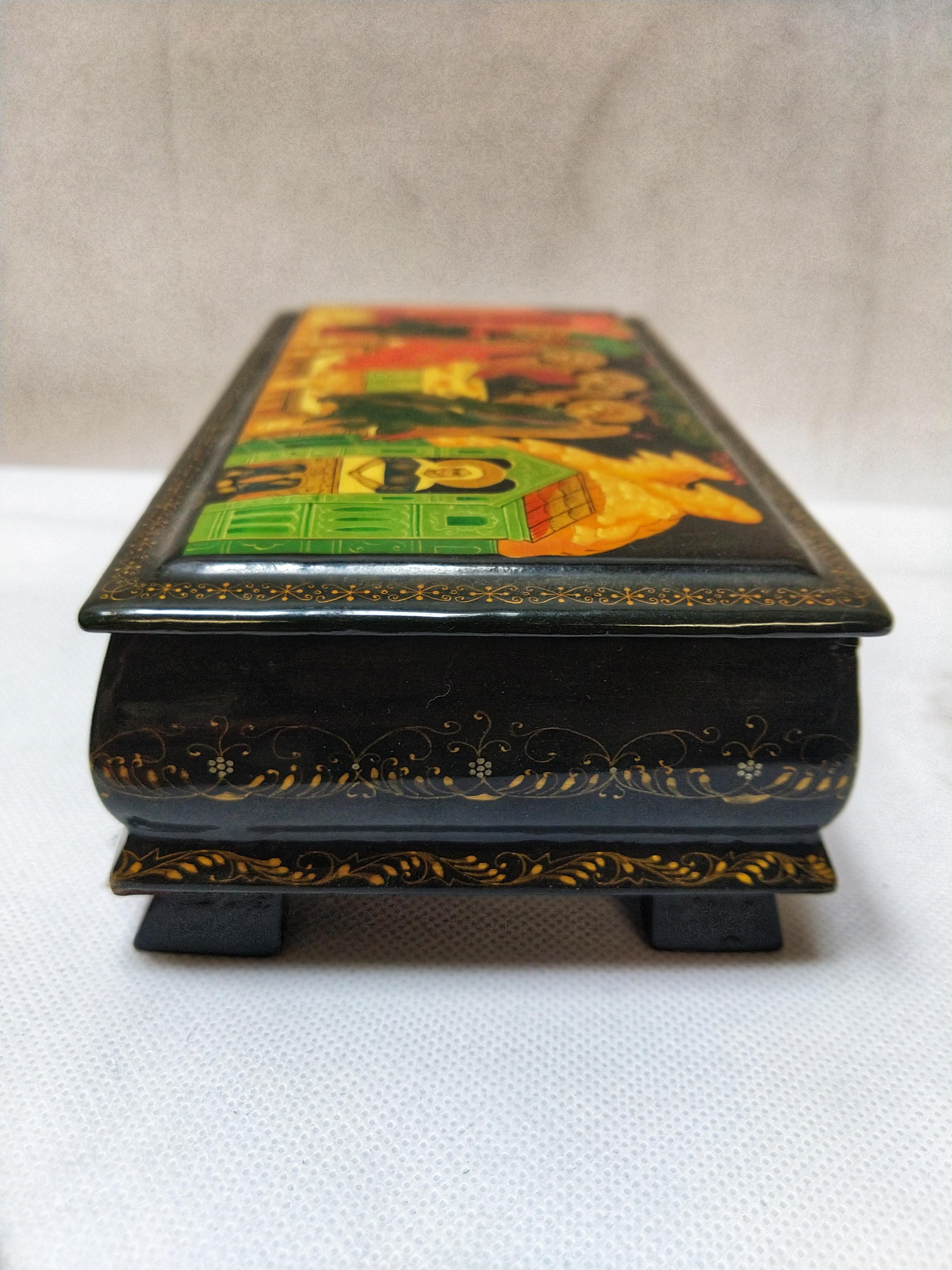 Early 20th Century Paper Mache Laquered Hand Painted and Signed Russian Box For Sale 1
