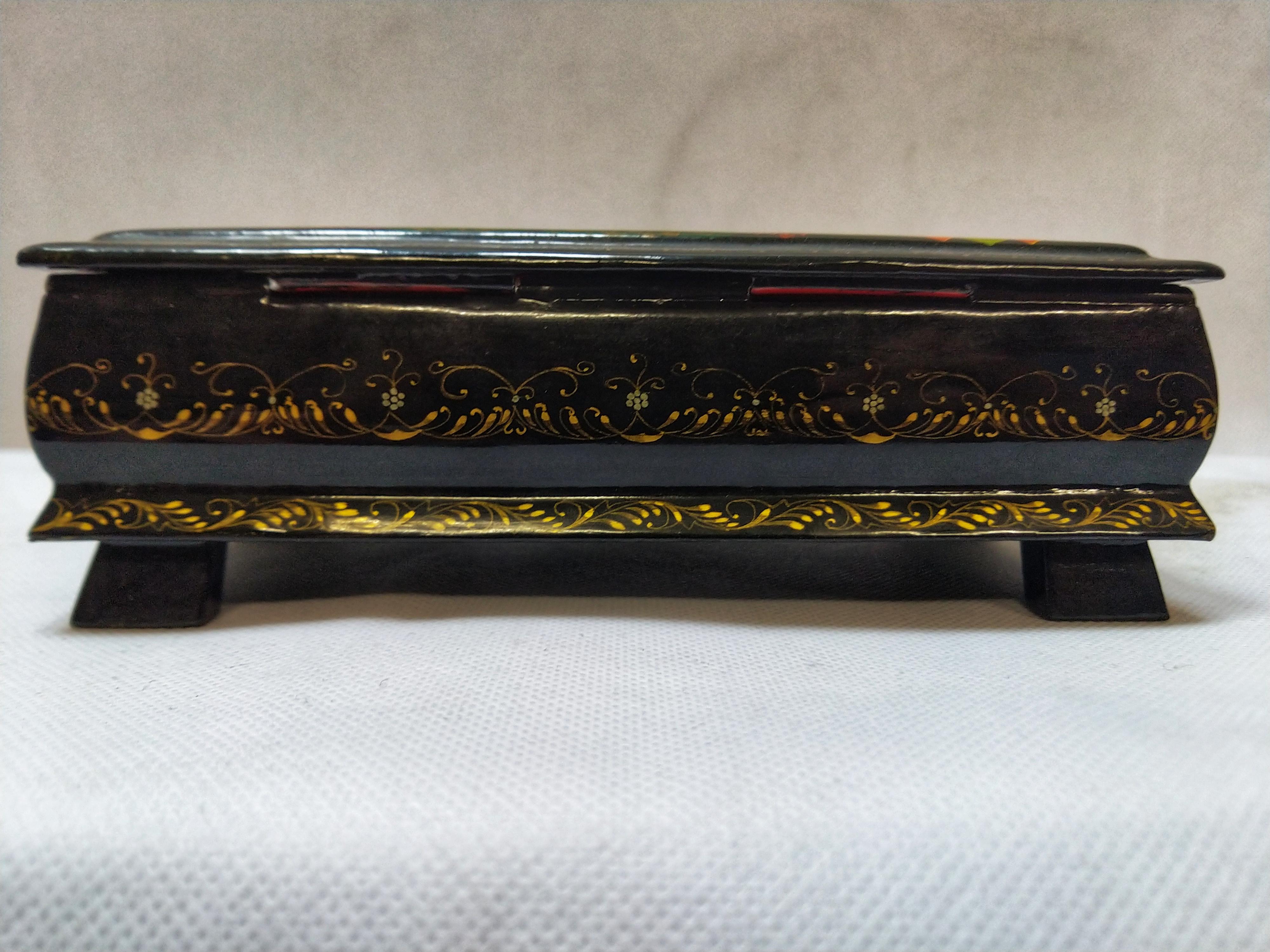 Early 20th Century Paper Mache Laquered Hand Painted and Signed Russian Box For Sale 2