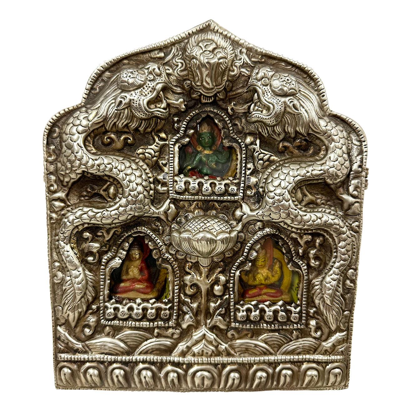 Große antike tibetische Ghau-Gebetkasten mit drei Buddhas aus dem frühen 20. Jahrhundert (Silber) im Angebot