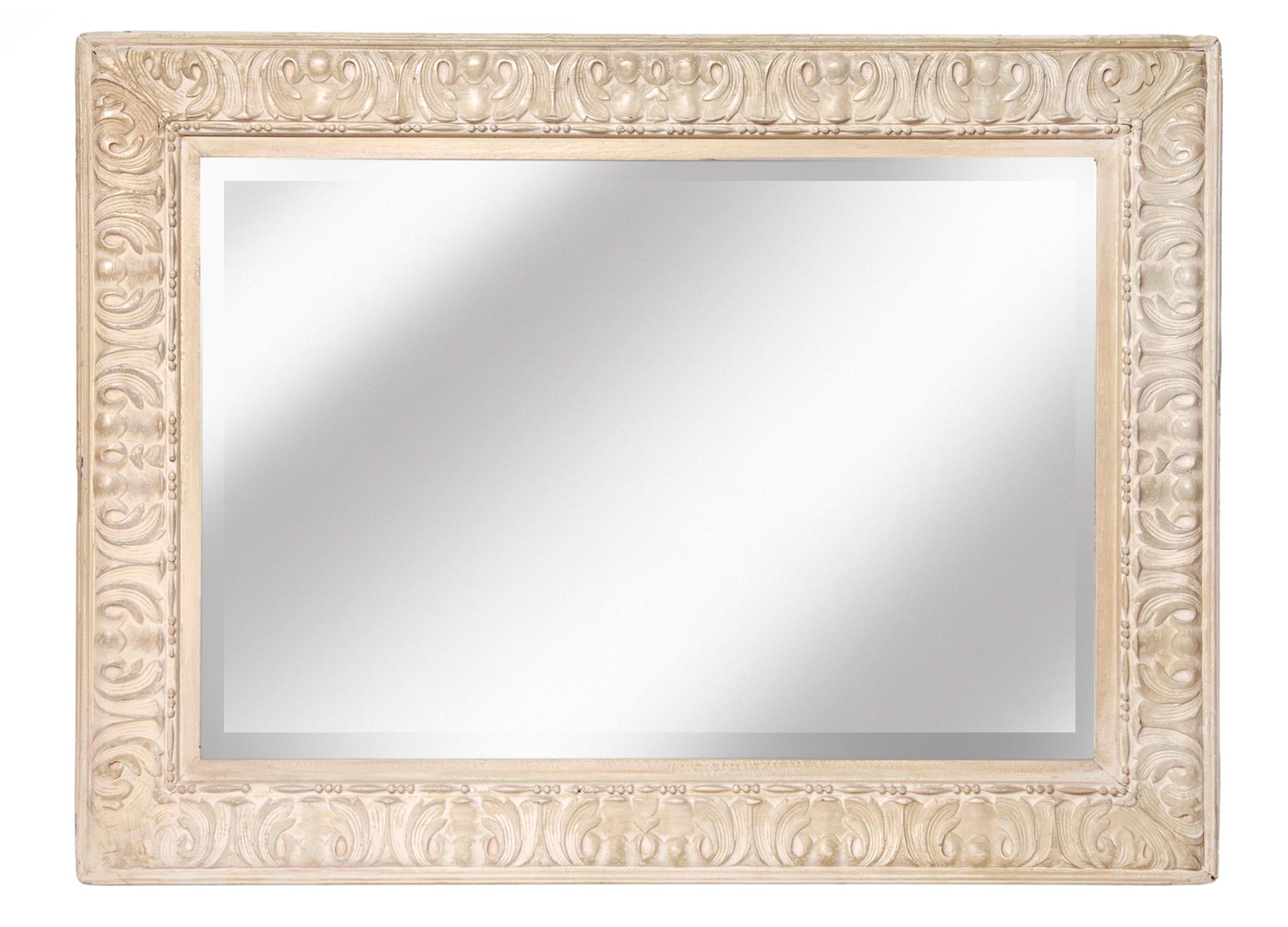 Miroir biseauté encadré de bois dur peint. La peinture lustrée est polie sur de multiples nuances de blanc cassé. Le verre biseauté semble être d'origine. Le miroir a un nouveau support et a été recâblé pour être suspendu horizontalement ou