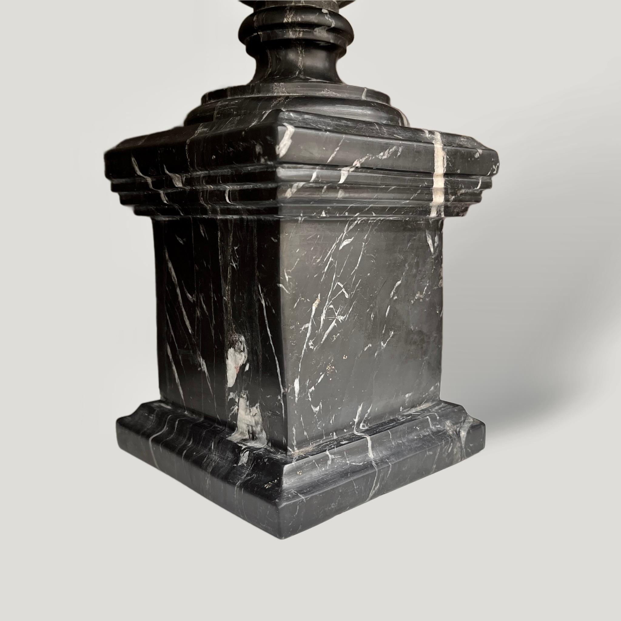 Art Déco Urna in marmo nero di grandi dimensioni dei primi del Novecento in vendita