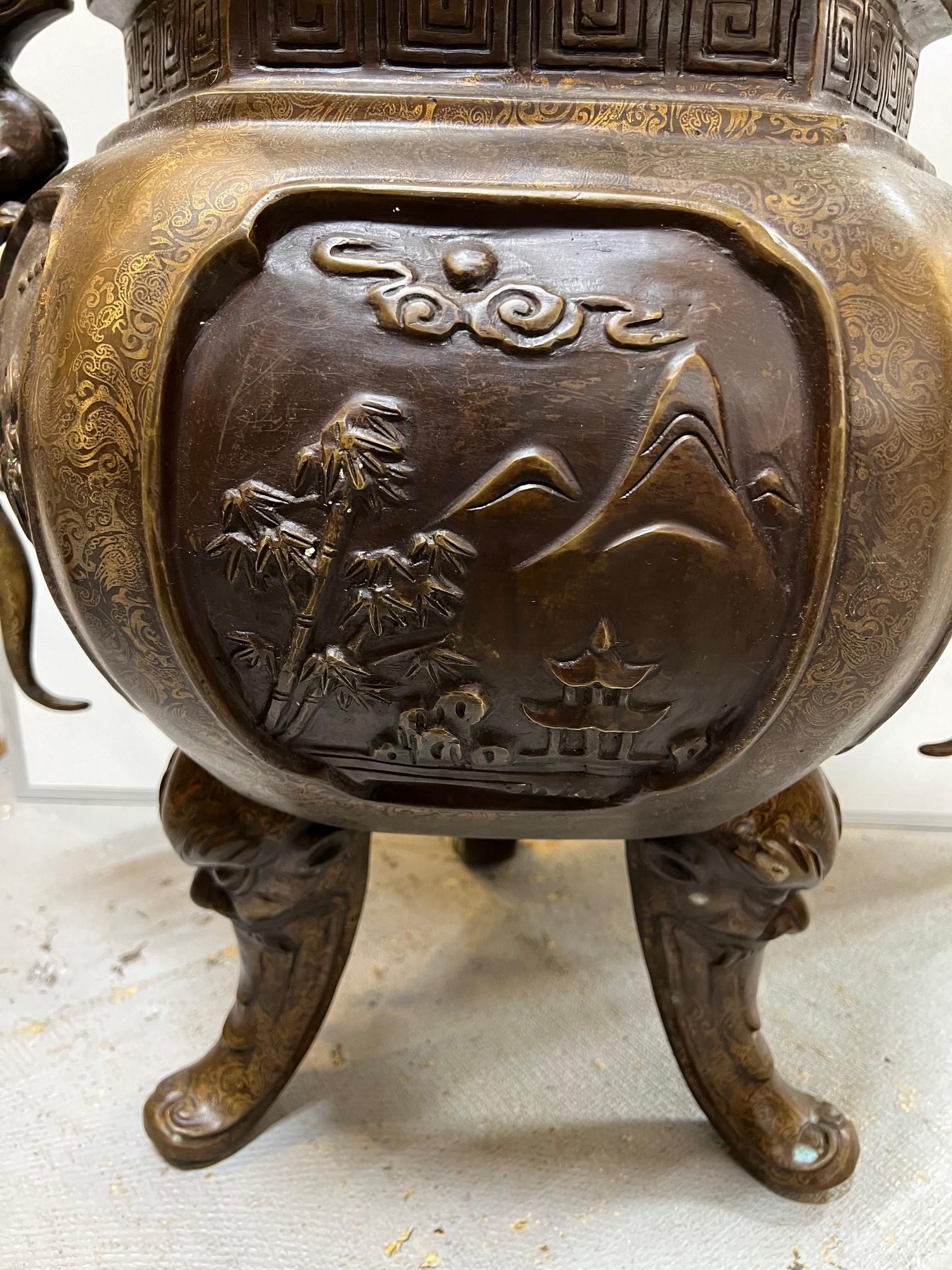 Grand encensoir chinois en bronze du début du 20e siècle  en vente 9