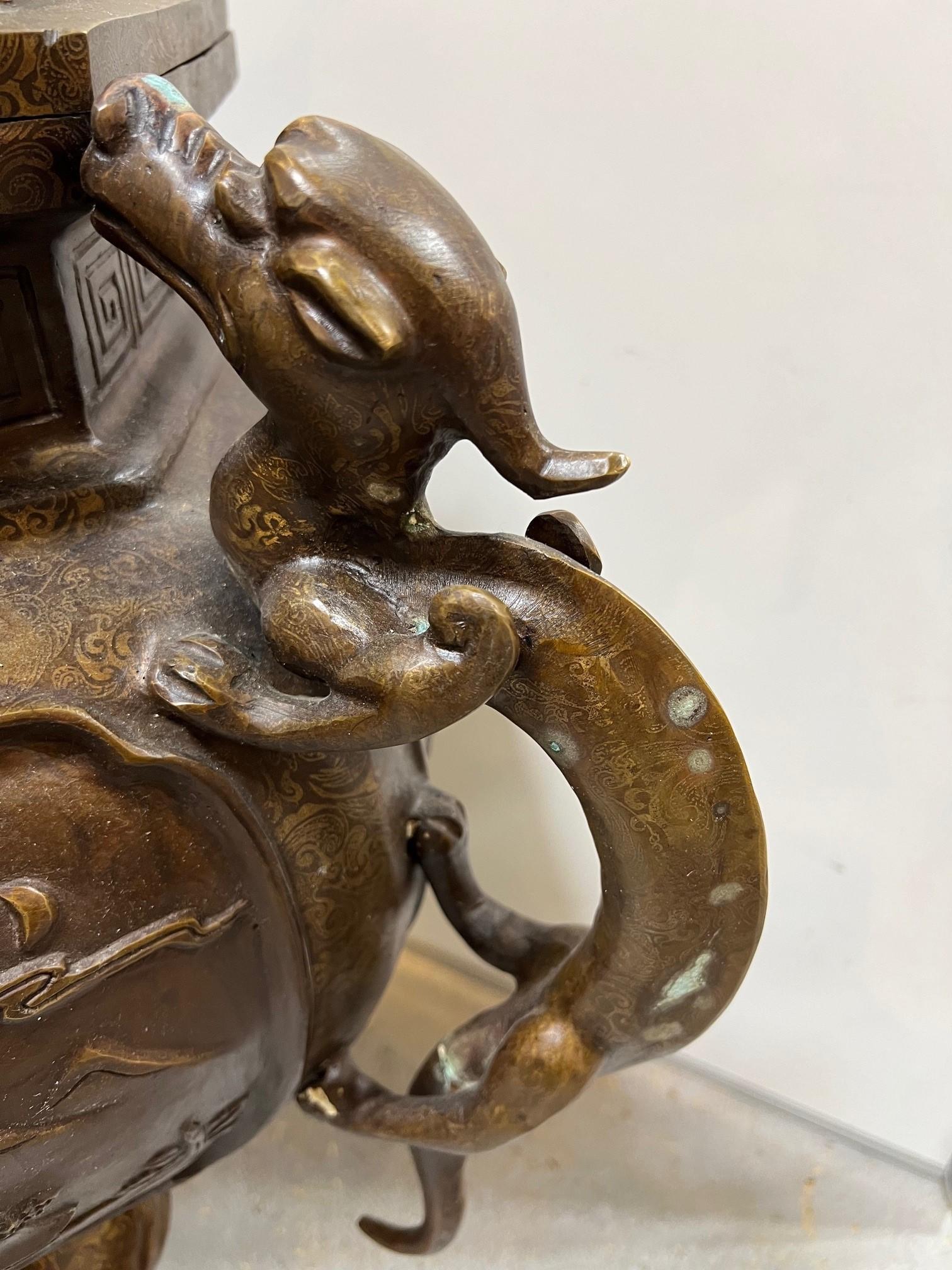 Grand encensoir chinois en bronze du début du 20e siècle  en vente 12