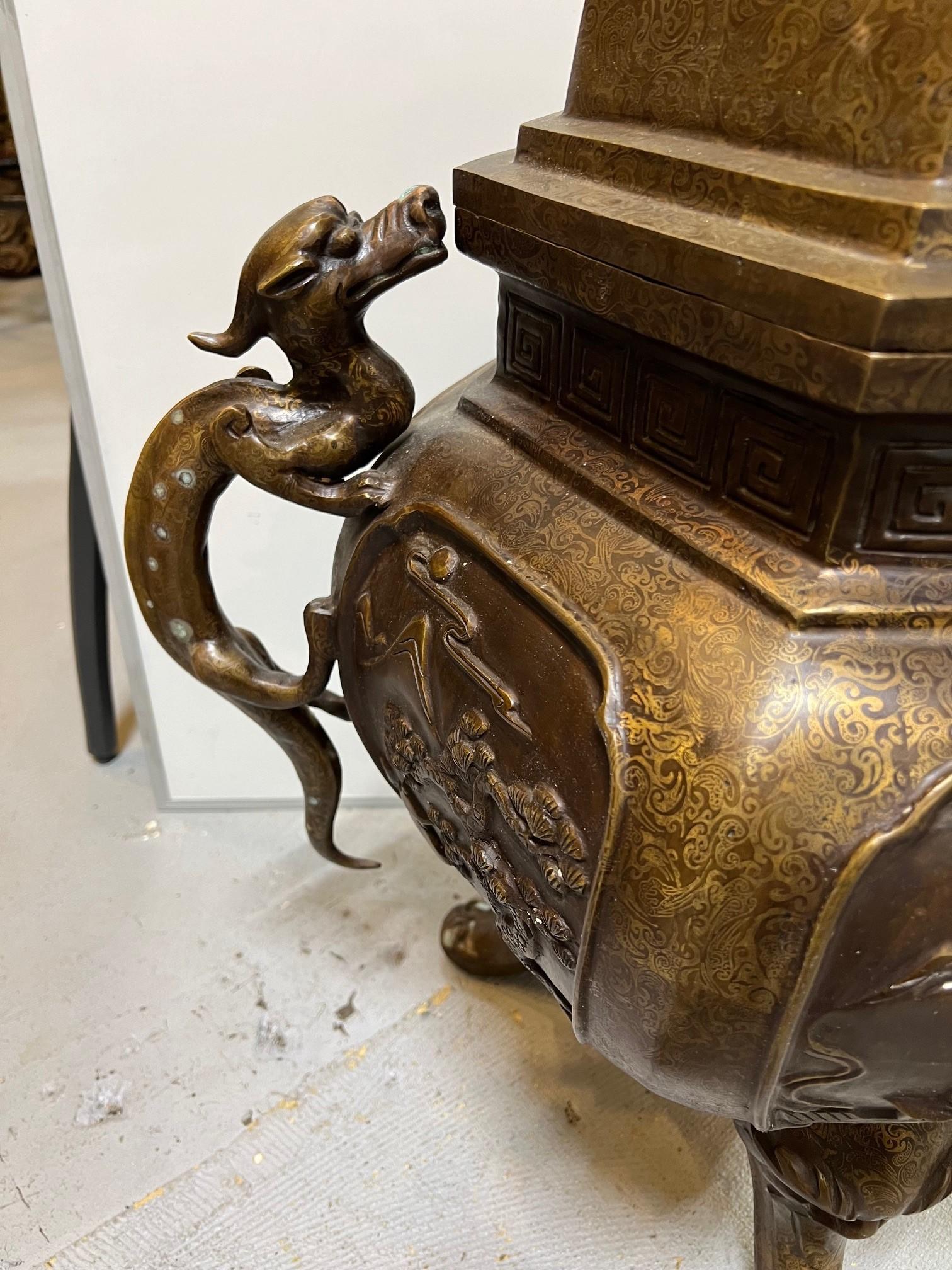 Chinois Grand encensoir chinois en bronze du début du 20e siècle  en vente