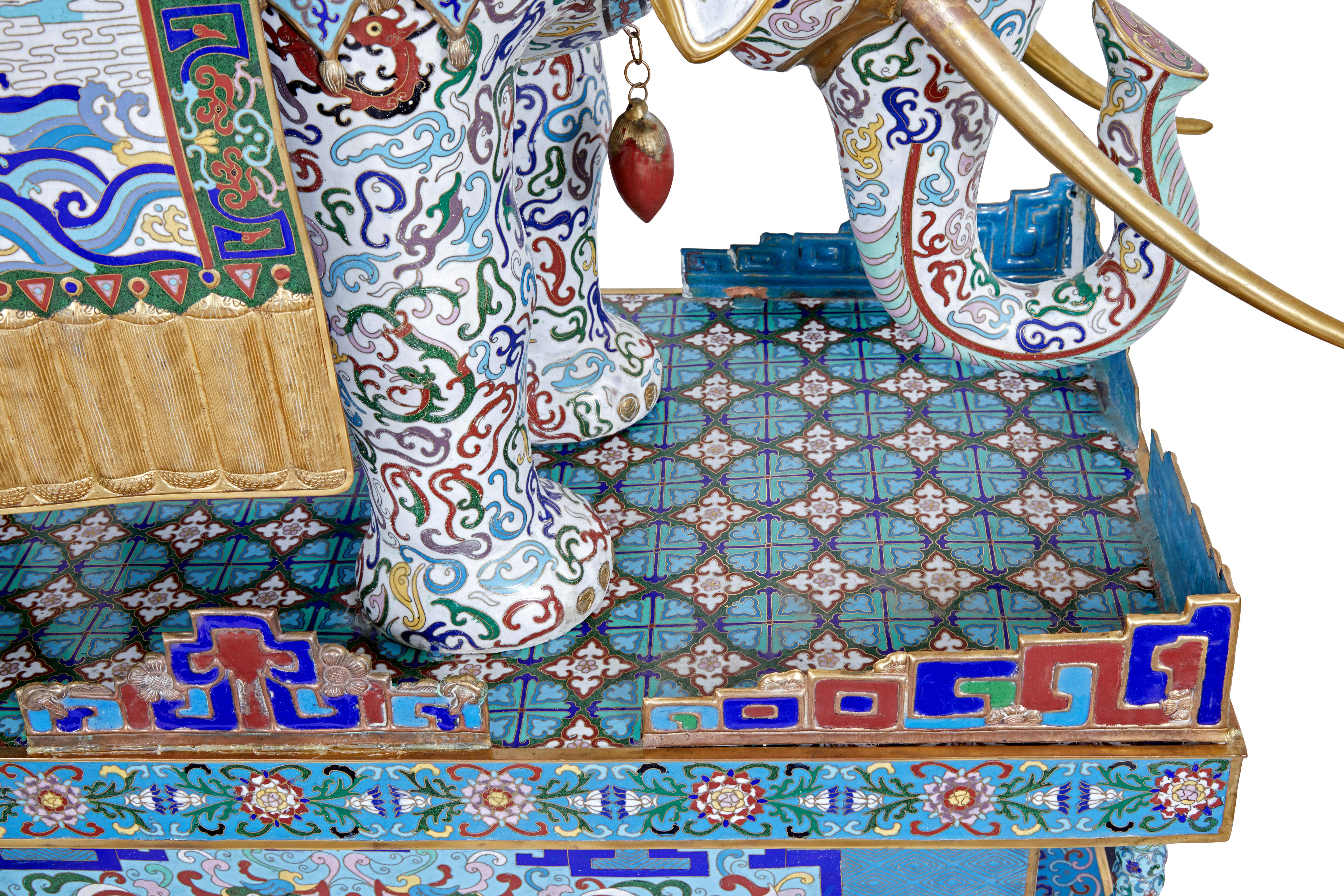 Elefante grande de esmalte cloisonné de principios del siglo XX en venta 5