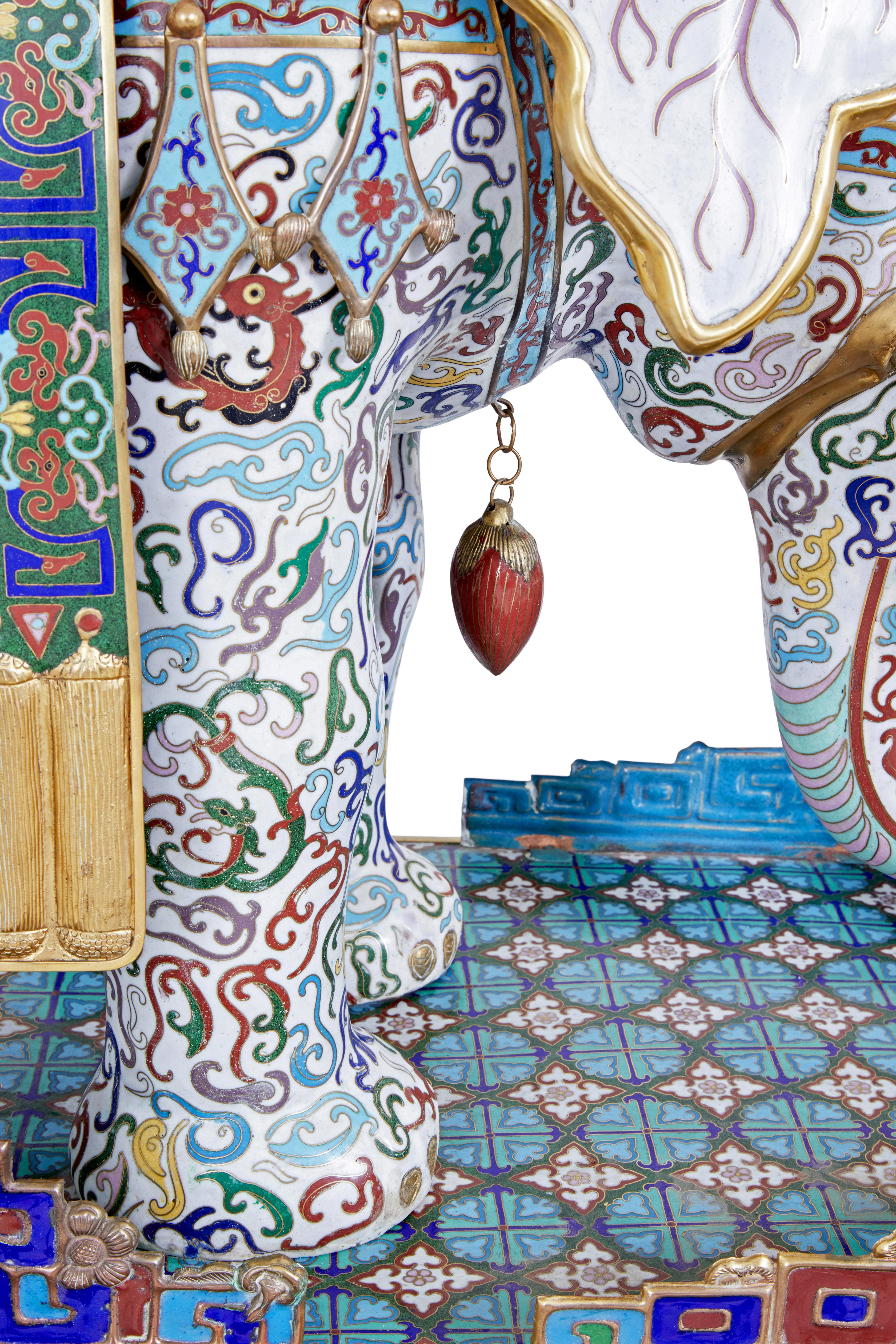 Elefante grande de esmalte cloisonné de principios del siglo XX en venta 1
