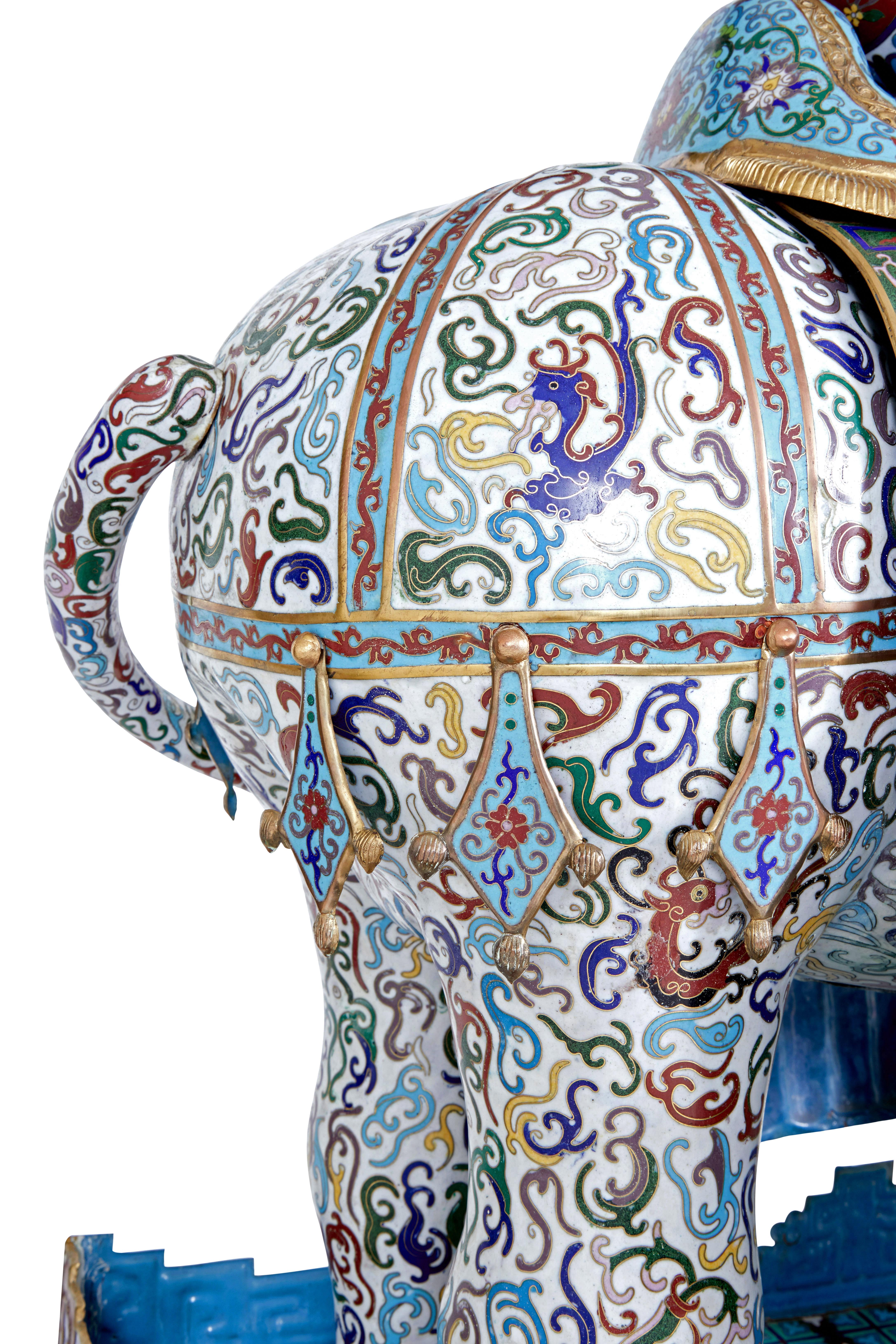 Elefante grande de esmalte cloisonné de principios del siglo XX en venta 2