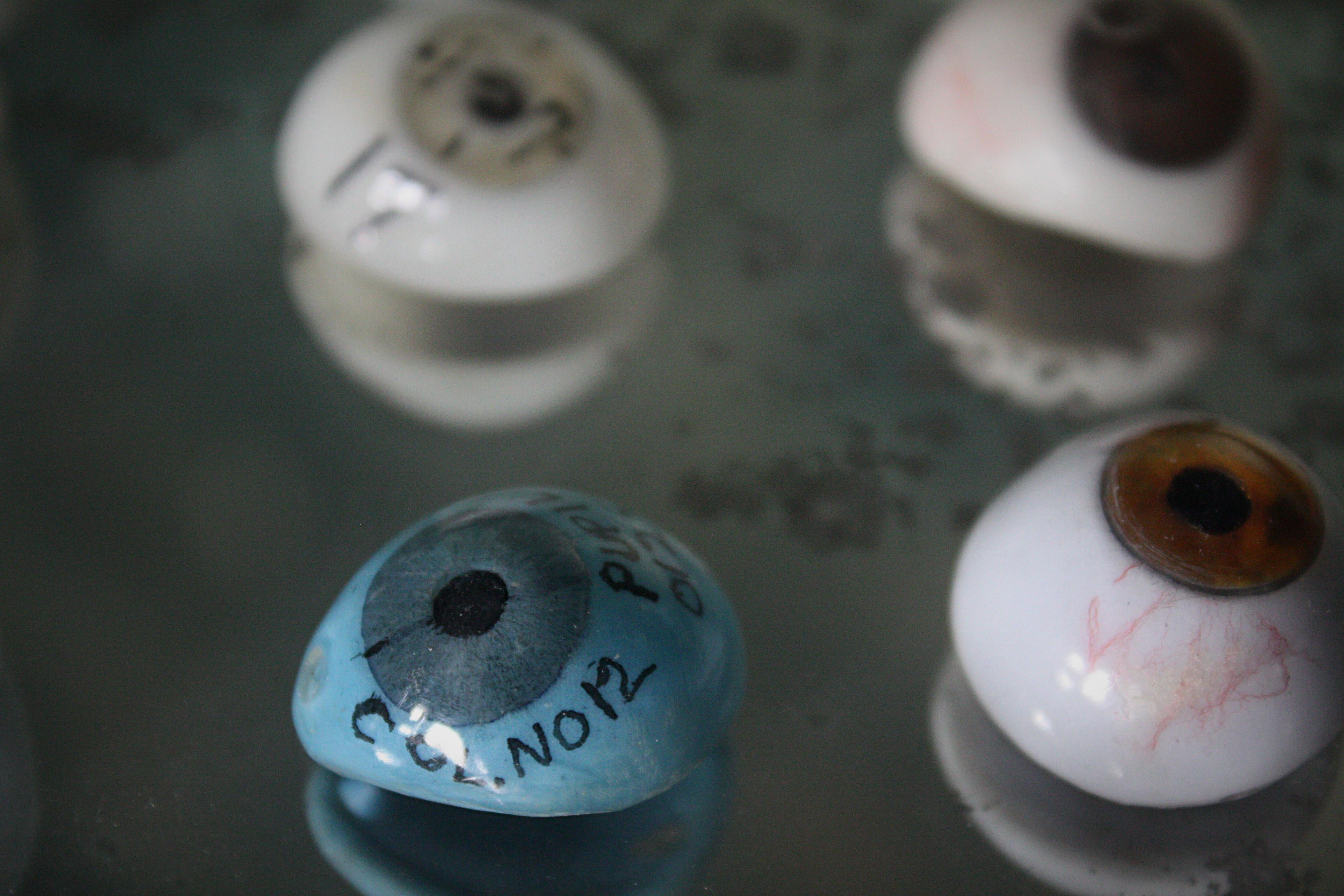 Early 20th Century Large Collection of Ocular Prosthesis Glass Eyes In Good Condition In Lowestoft, GB