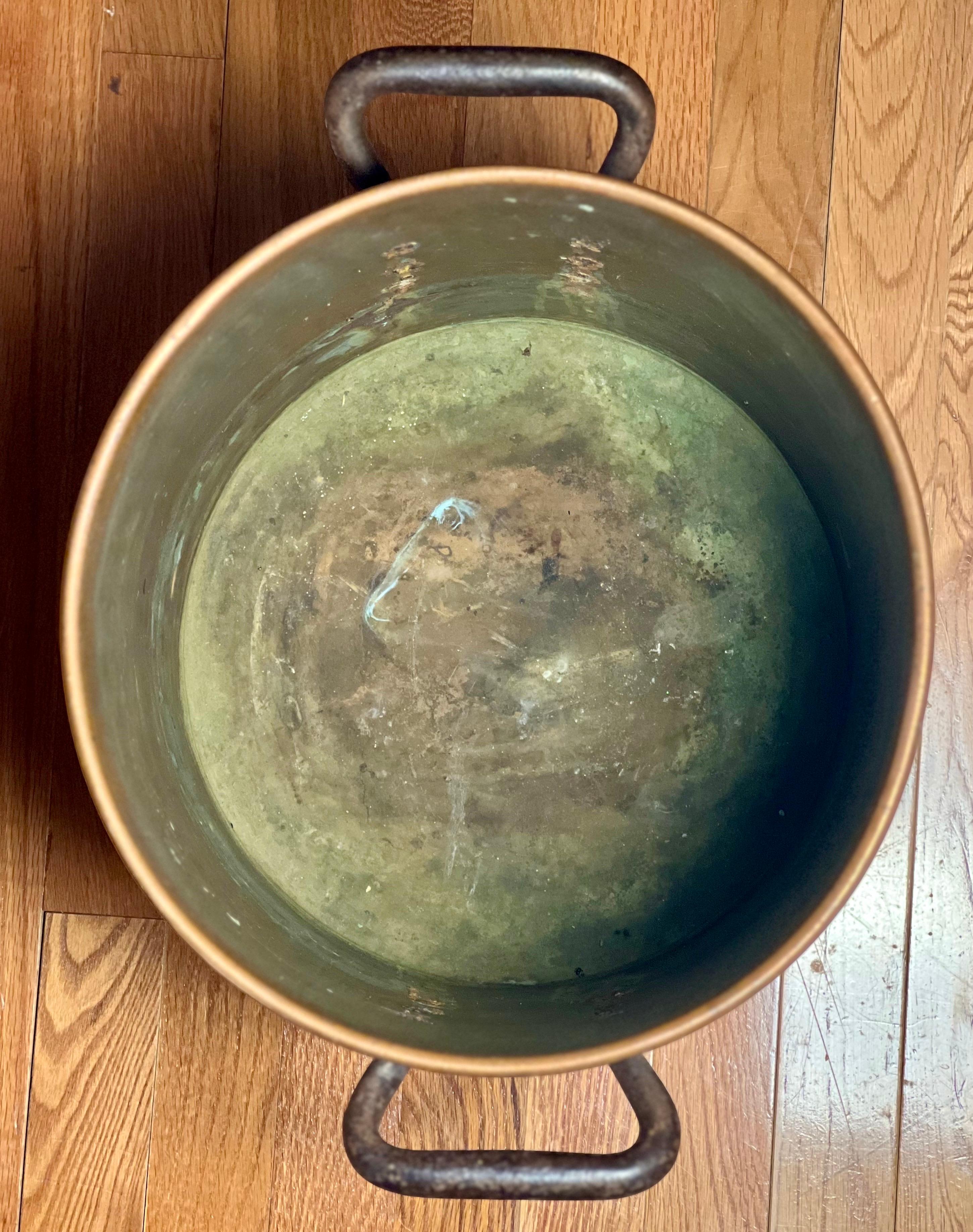 Cuivre Grand pot en cuivre du début du 20e siècle avec poignées en fer en vente