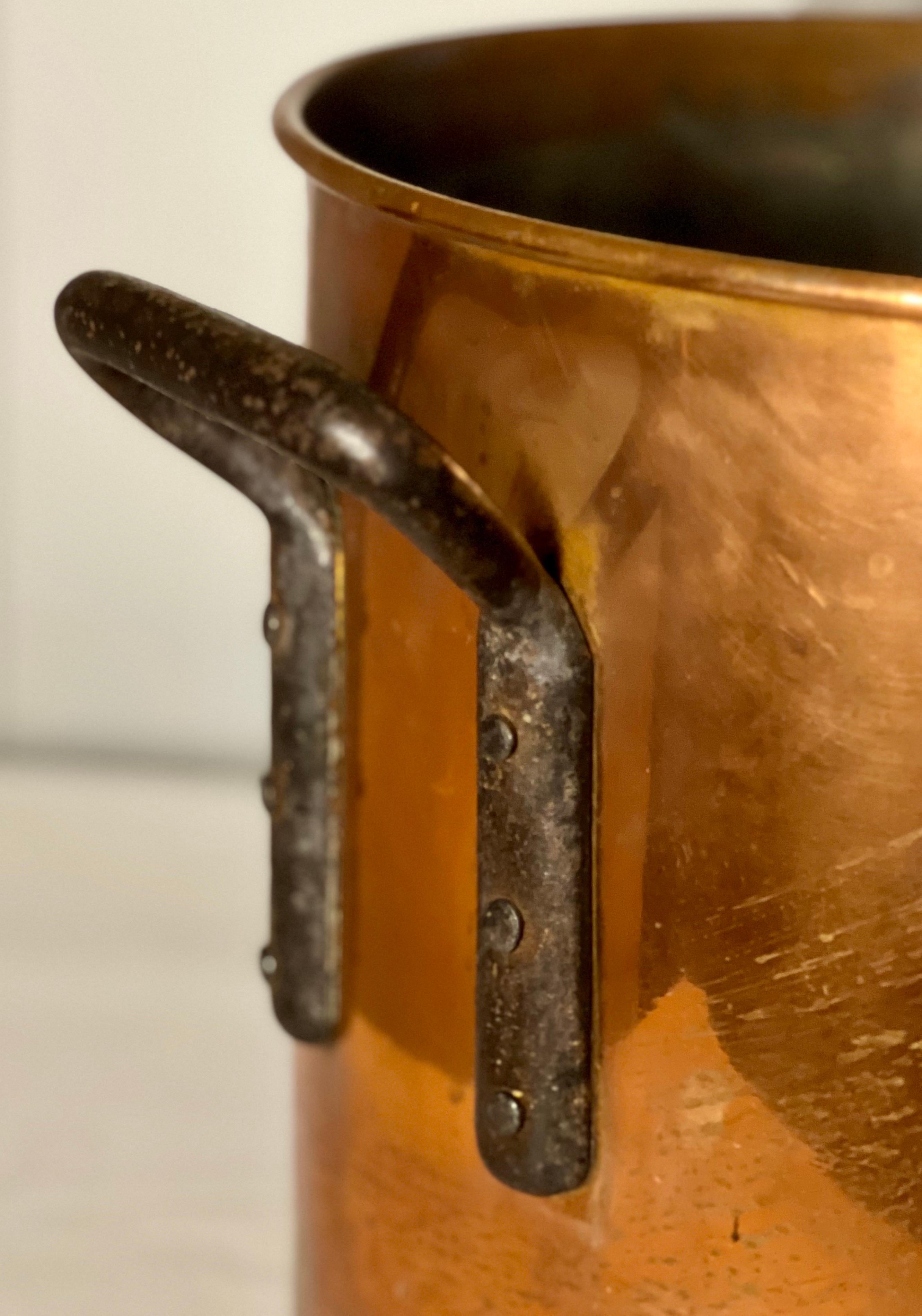 Grand pot en cuivre du début du 20e siècle avec poignées en fer en vente 1